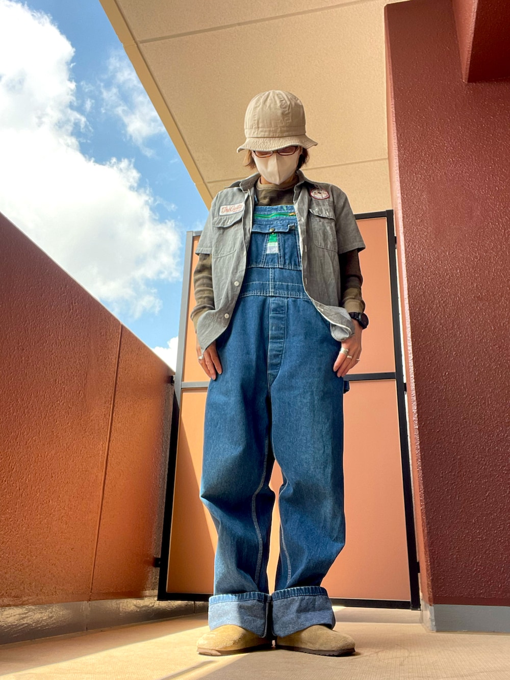 その他のシャツ/ブラウス、その他のTシャツ/カットソー、その他のサロペット/オーバーオールを着用したレディースの春コーディネートの2枚目の写真