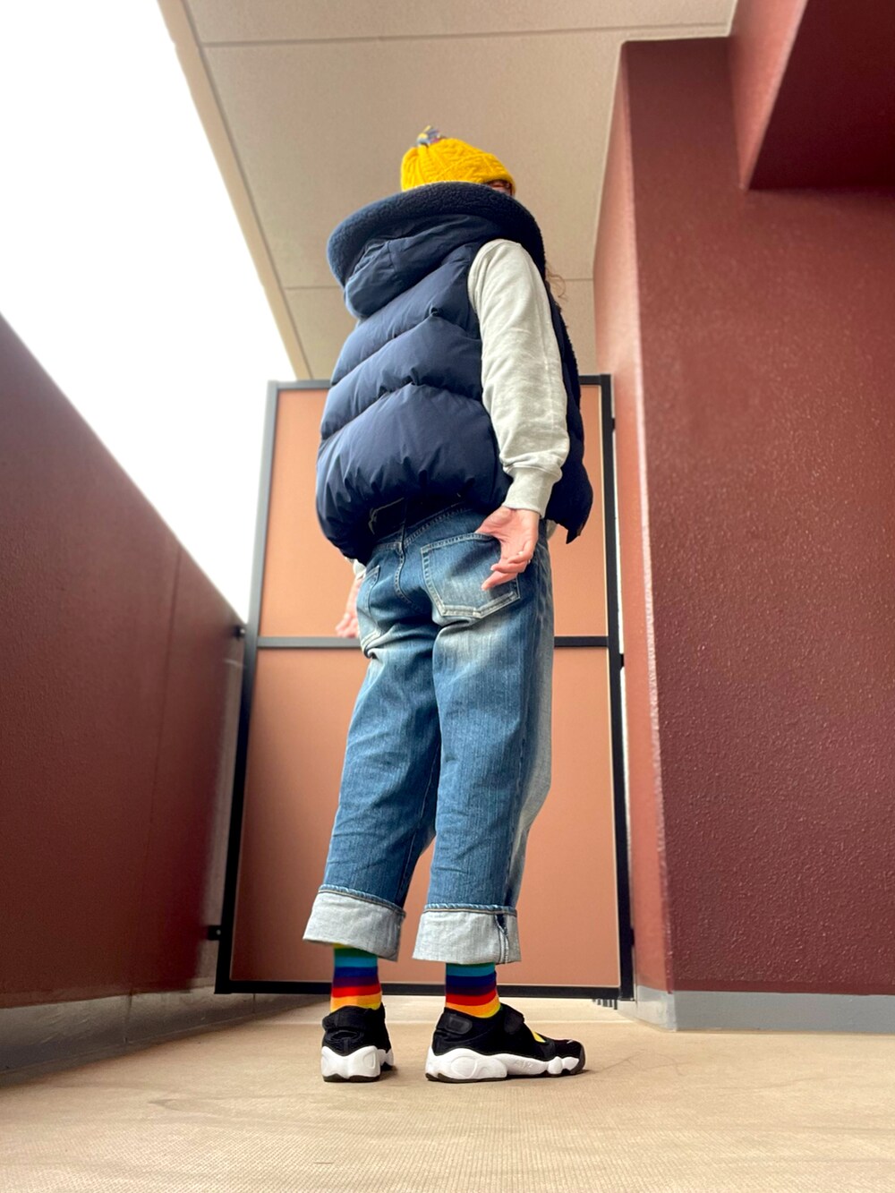 その他のダウンベスト、その他のスニーカー、その他のニットキャップ/ビーニーを着用したレディースの春コーディネートの4枚目の写真