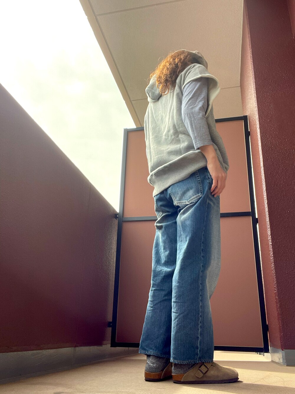 その他のパーカーを着用したレディースの春コーディネートの3枚目の写真