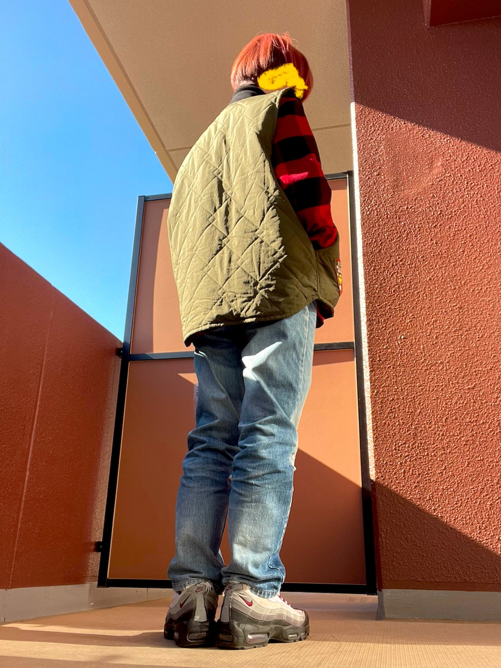 その他のその他アウター、その他のデニムパンツ、その他のスニーカーを着用したレディースの冬コーディネートの3枚目の写真