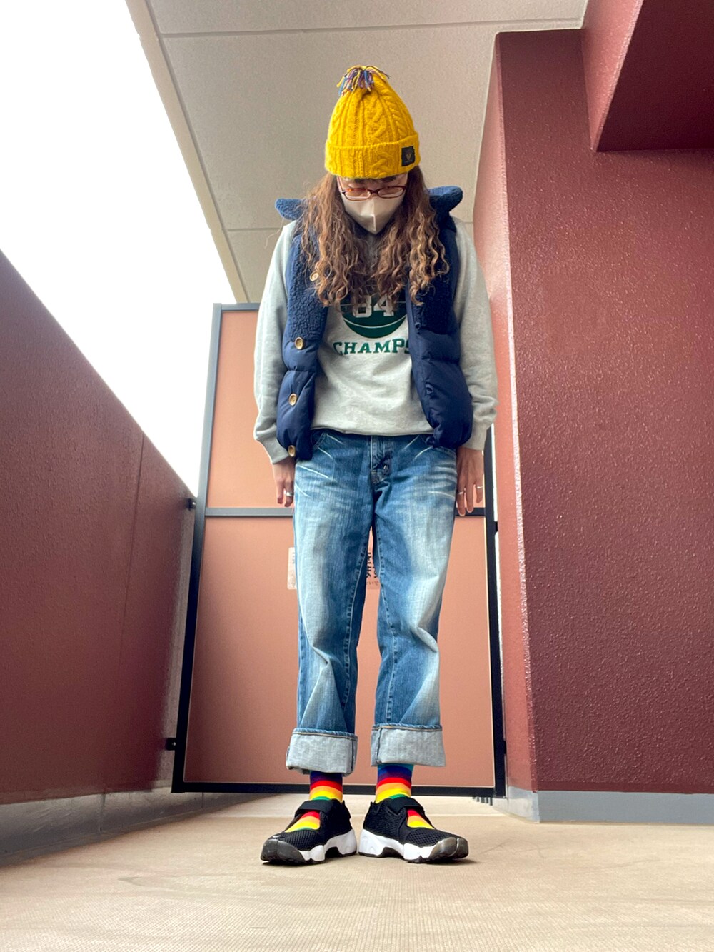 その他のダウンベスト、その他のスニーカー、その他のニットキャップ/ビーニーを着用したレディースの春コーディネートの2枚目の写真