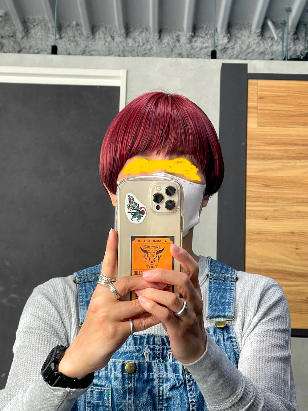 その他のサロペット/オーバーオール、その他のTシャツ/カットソー、その他のスニーカーを着用したレディースの秋コーディネートの2枚目の写真