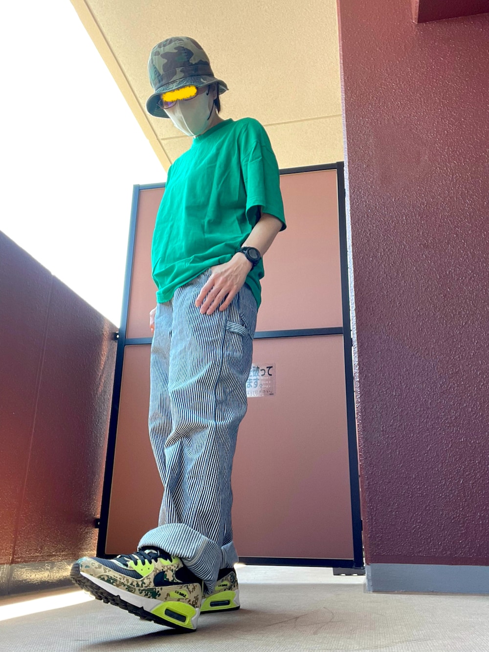 その他のTシャツ/カットソー、その他のスニーカーを着用したレディースの夏コーディネートの2枚目の写真