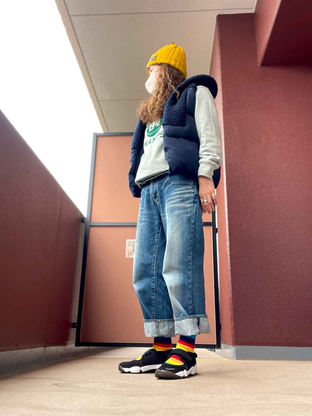 その他のダウンベスト、その他のスニーカー、その他のニットキャップ/ビーニーを着用したレディースの春コーディネートの3枚目の写真