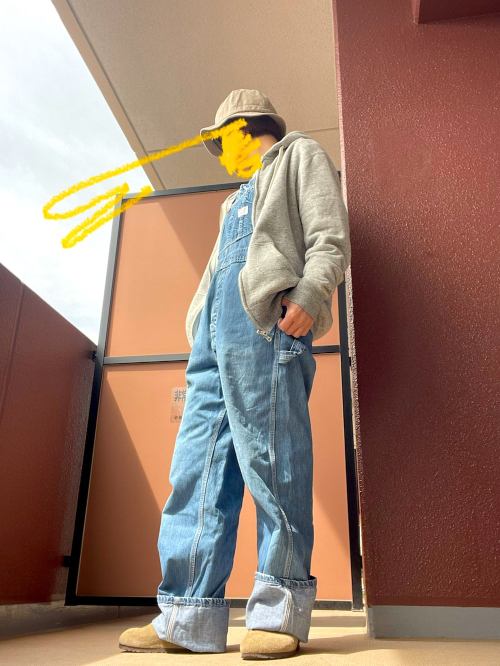 その他のサロペット/オーバーオール、その他のパーカー、その他のTシャツ/カットソーを着用したレディースの春コーディネートの2枚目の写真