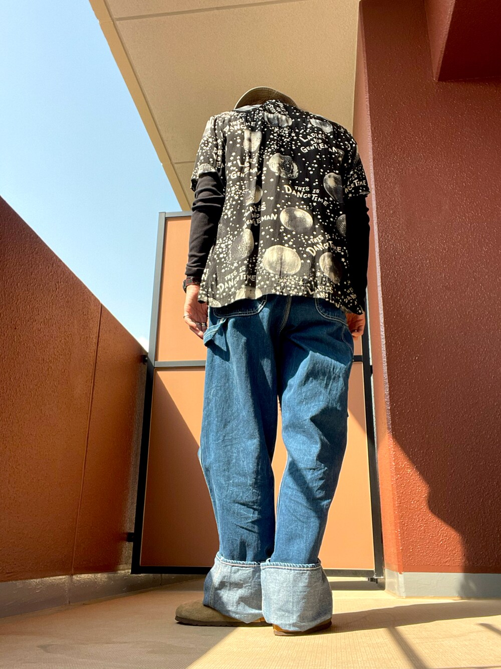 その他のシャツ/ブラウス、その他のサロペット/オーバーオール、その他のサンダルを着用したレディースの春コーディネートの2枚目の写真