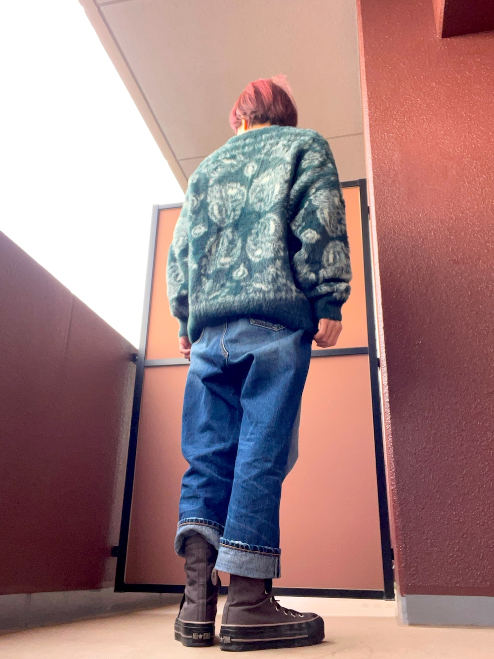 その他のカーディガン/ボレロ、その他のデニムパンツ、その他のスニーカーを着用したレディースの冬コーディネートの3枚目の写真