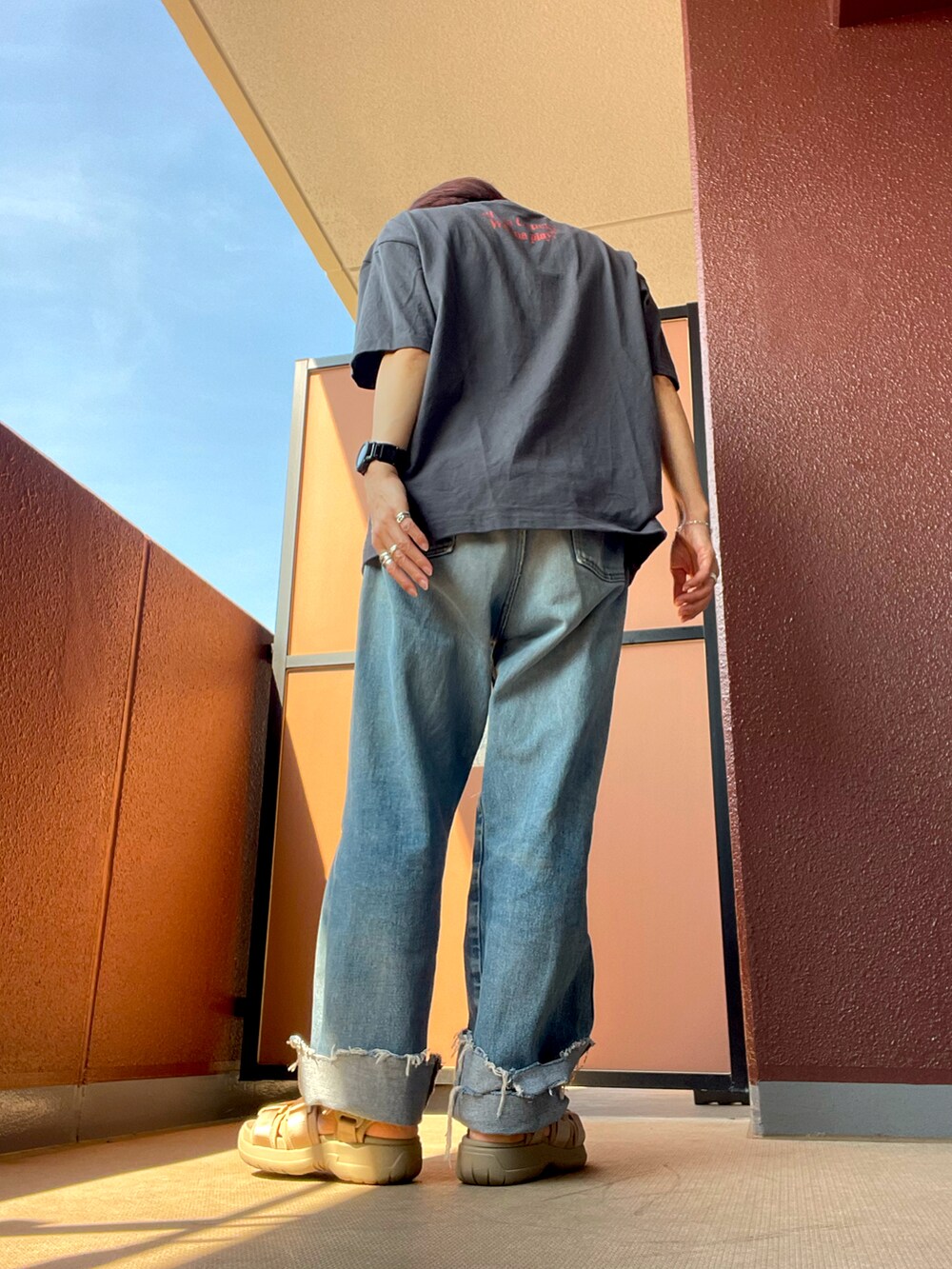 その他のデニムパンツを着用したレディースの夏コーディネートの3枚目の写真