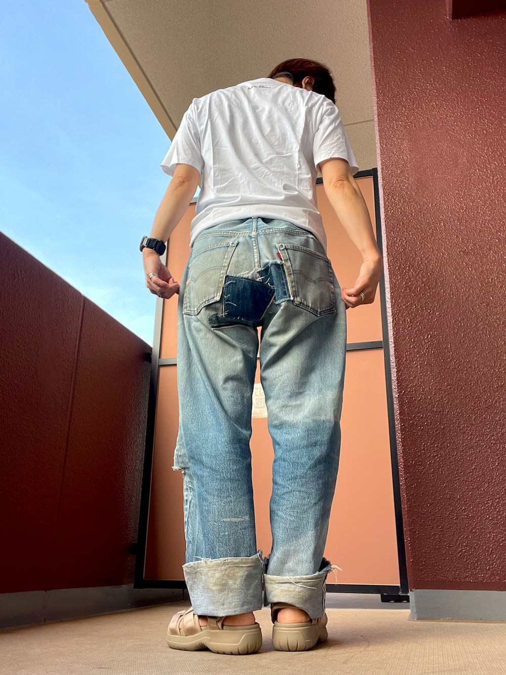 その他のサンダル、その他のデニムパンツを着用したレディースの夏コーディネートの4枚目の写真