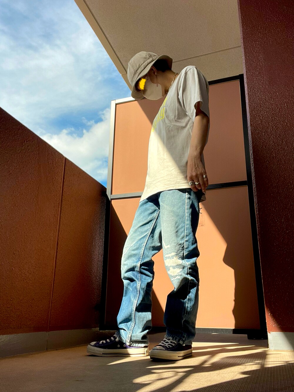 その他のスニーカーを着用したレディースの秋コーディネートの2枚目の写真