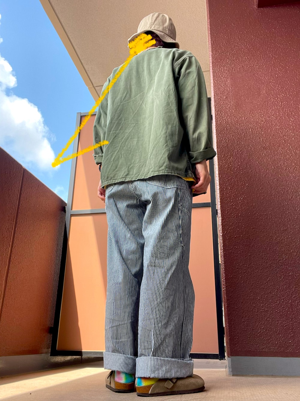 その他のその他アウター、その他のその他パンツ、その他のサンダルを着用したレディースの春コーディネートの3枚目の写真