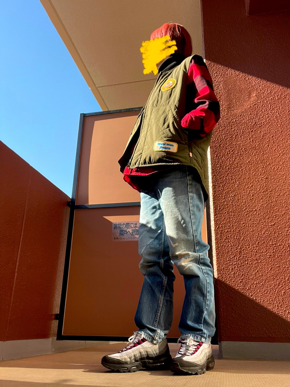 その他のその他アウター、その他のデニムパンツ、その他のスニーカーを着用したレディースの冬コーディネートの2枚目の写真