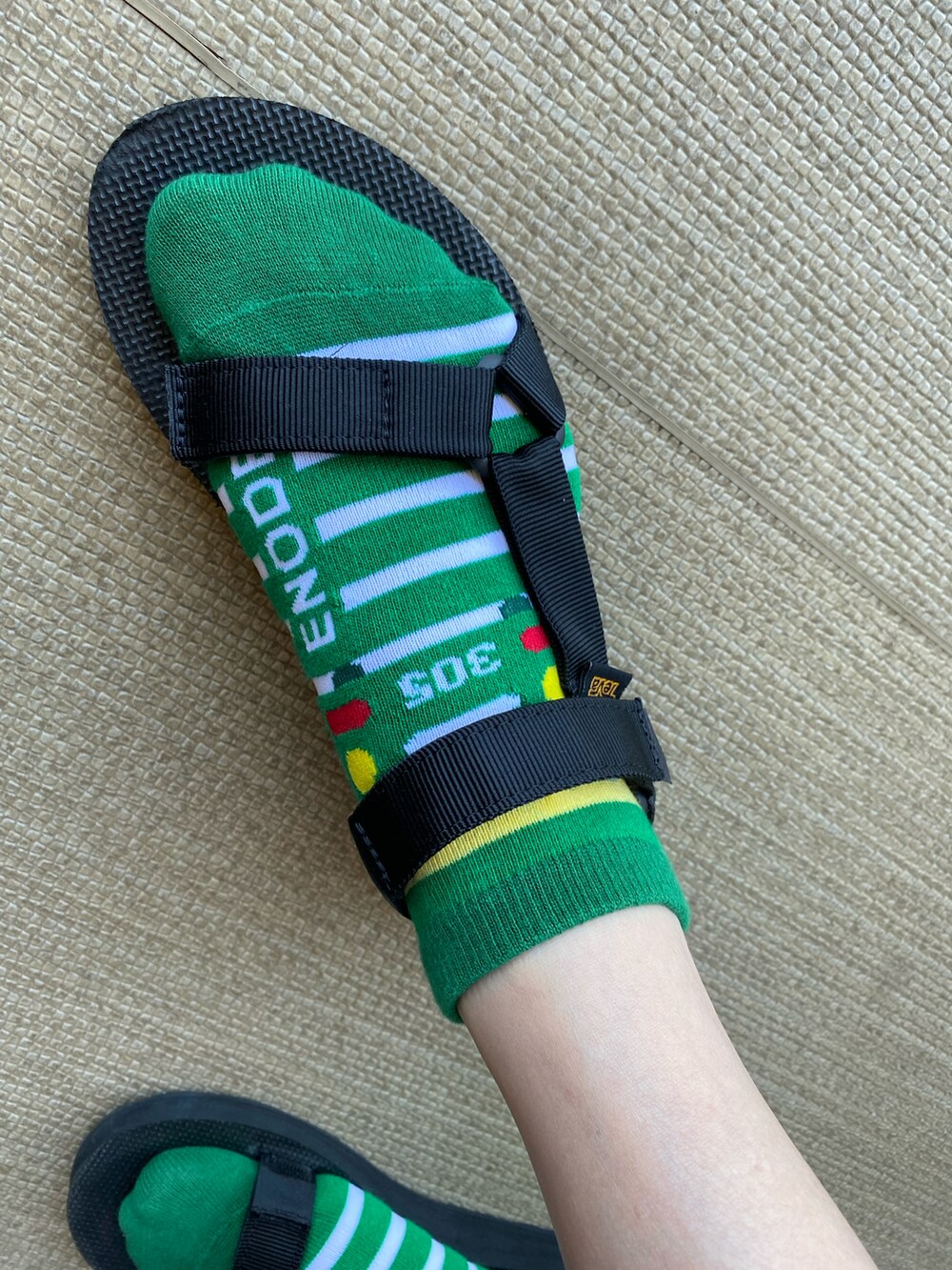 イエロー系のTシャツ/カットソー、ブラック系のハットを着用したレディースの夏コーディネートの3枚目の写真