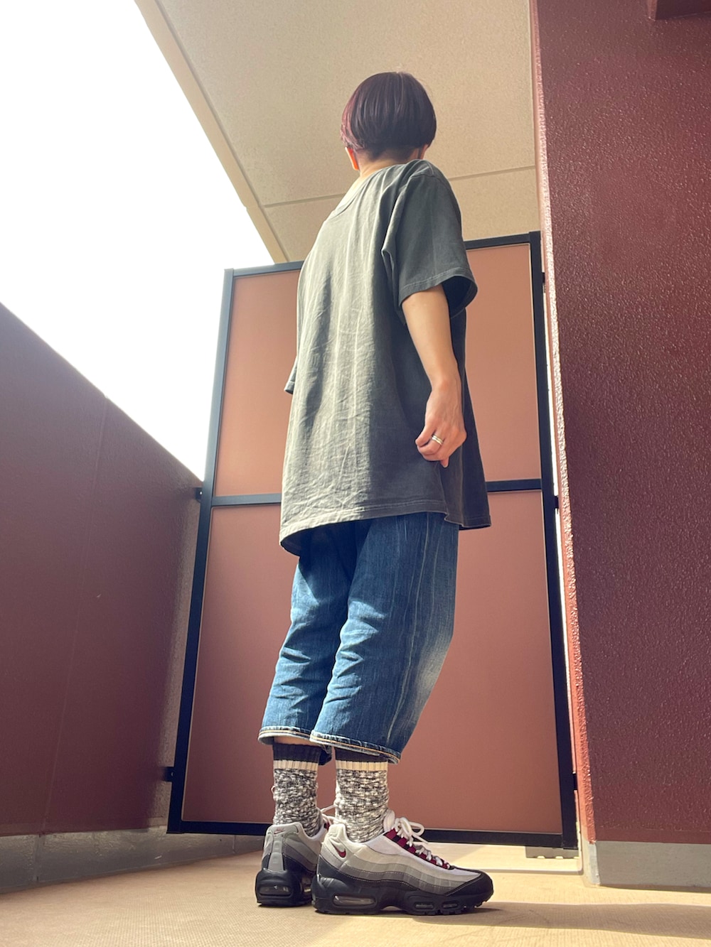 その他のTシャツ/カットソーを着用したレディースの秋コーディネートの3枚目の写真