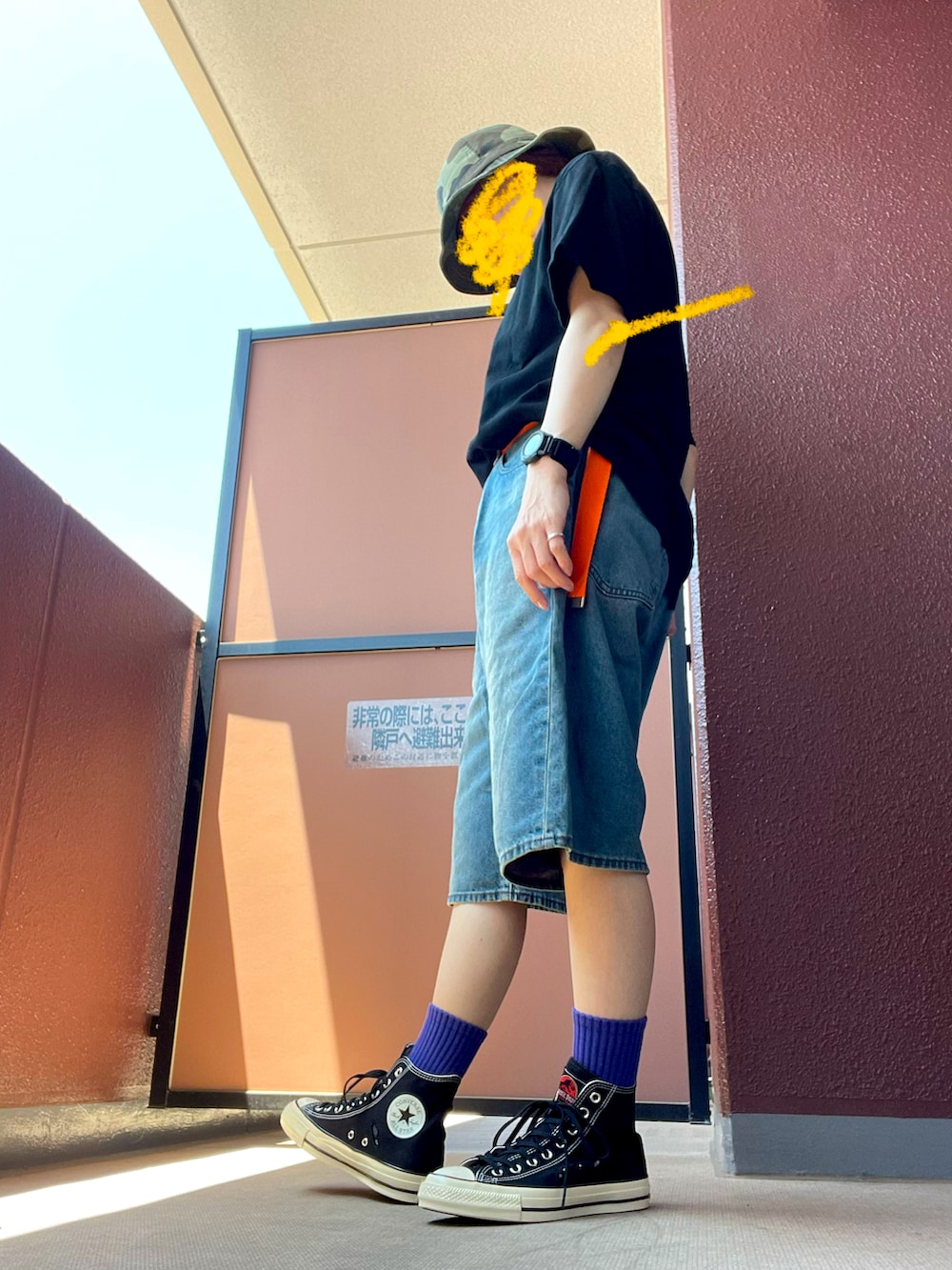 その他のTシャツ/カットソー、その他のスニーカーを着用したレディースの夏コーディネートの2枚目の写真