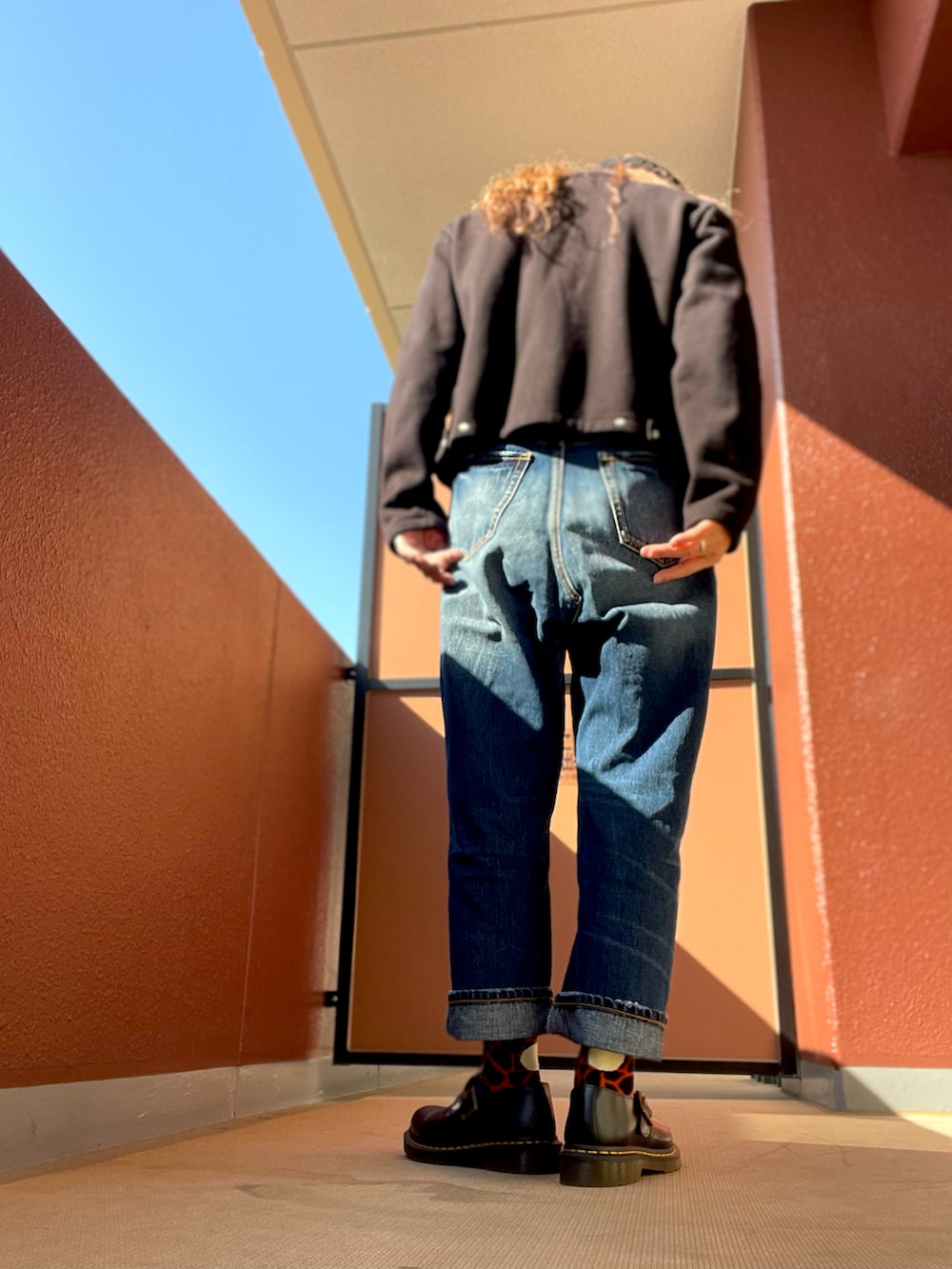 ブラック系のカーディガン/ボレロ、その他のピーコート、その他のデニムパンツを着用したレディースの冬コーディネートの4枚目の写真