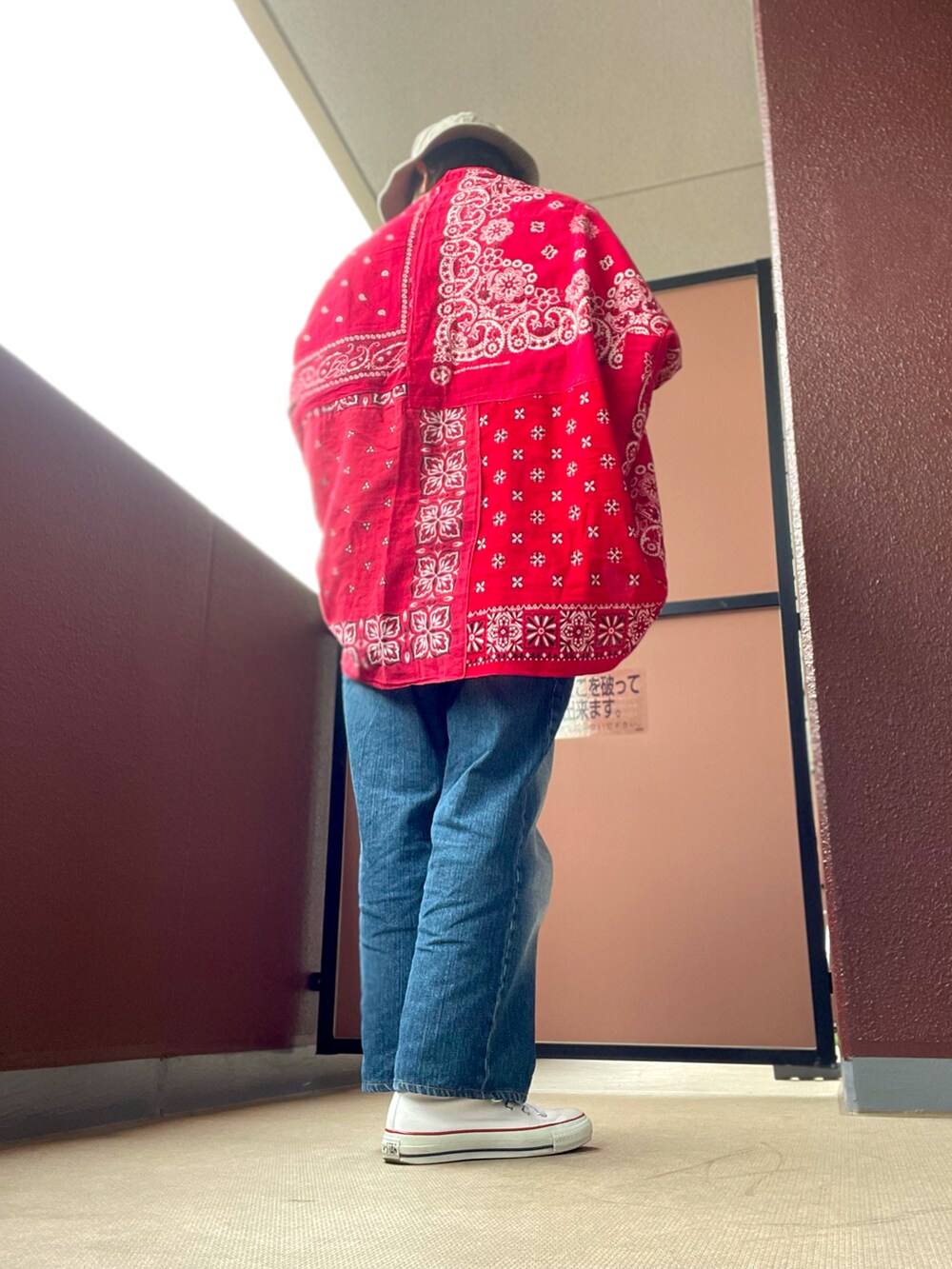 レッド系のストール/ショールを着用したレディースの春コーディネートの2枚目の写真