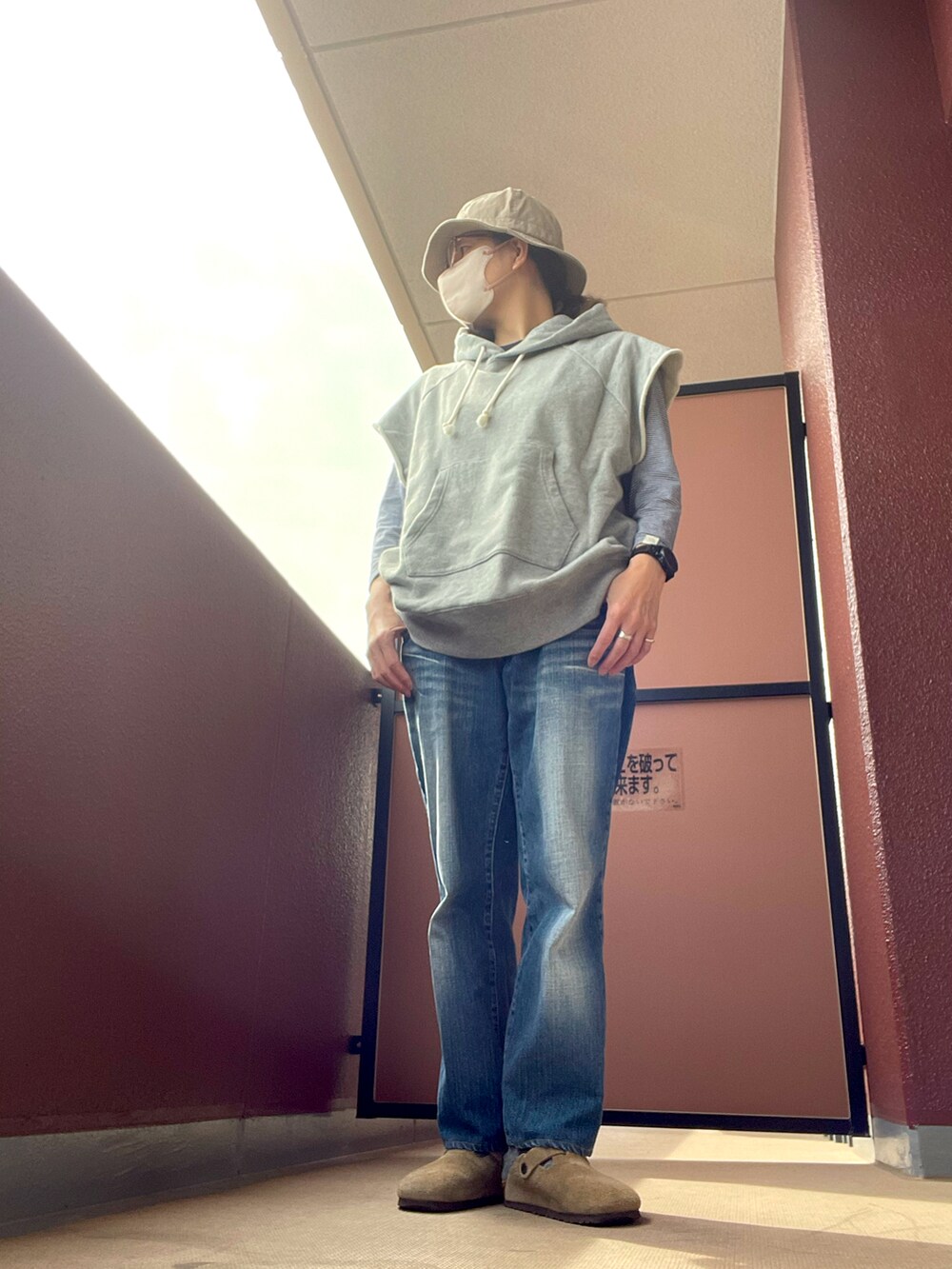 その他のパーカーを着用したレディースの春コーディネートの2枚目の写真