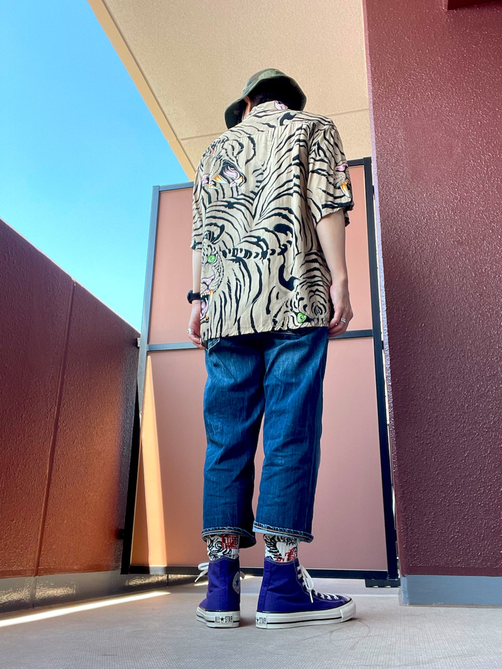 その他のシャツ/ブラウス、その他のデニムパンツ、その他のスニーカーを着用したレディースの夏コーディネートの3枚目の写真