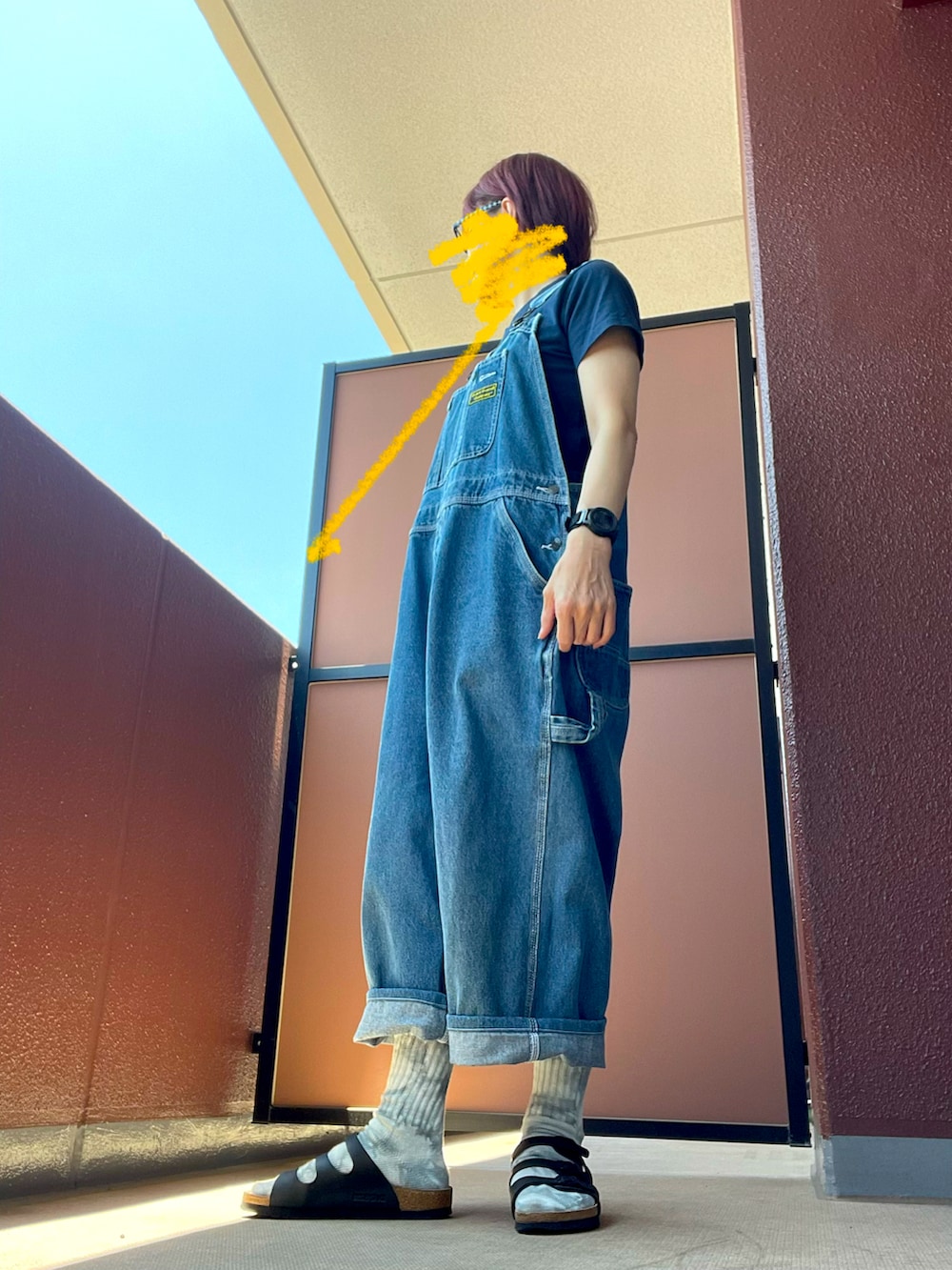 その他のサンダルを着用したレディースの夏コーディネートの2枚目の写真