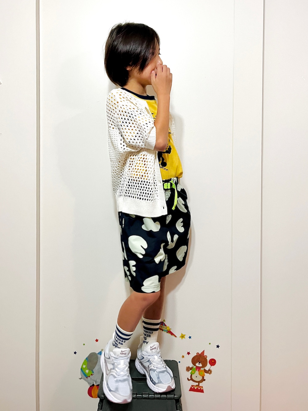 イエロー系のTシャツ/カットソー、グレー系のその他パンツ、パープル系のスニーカーを着用したキッズの夏コーディネートの3枚目の写真