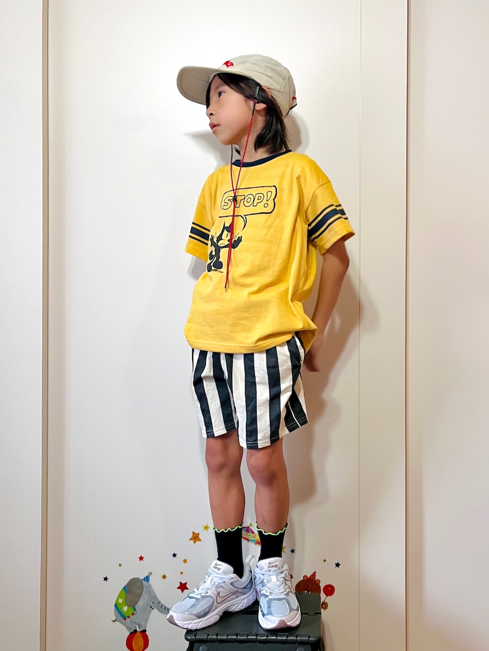 イエロー系のTシャツ/カットソー、その他のその他パンツ、パープル系のスニーカーを着用したキッズの夏コーディネートの2枚目の写真