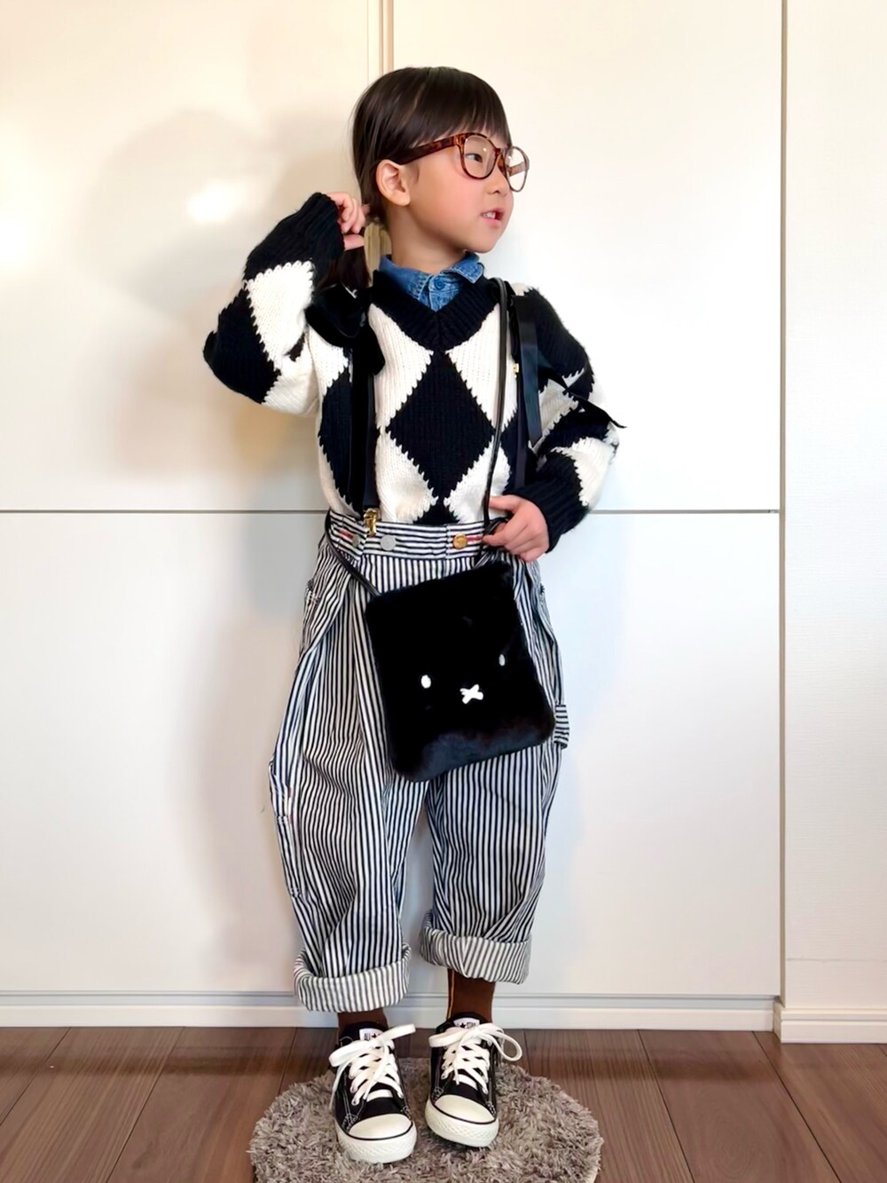 「春コーデ、モノトーンコーデ、レイヤードスタイル、休日スタイル、モノトーンに差し色、タックイン、めがね、ショルダーバッグ、コンバース」｜「devirockのデニム長袖シャツ（シャツ/ブラウス、ブルー系）」を使った、なな✿こうさん（キッズ・110cm）の冬コーディネートの2枚目の写真