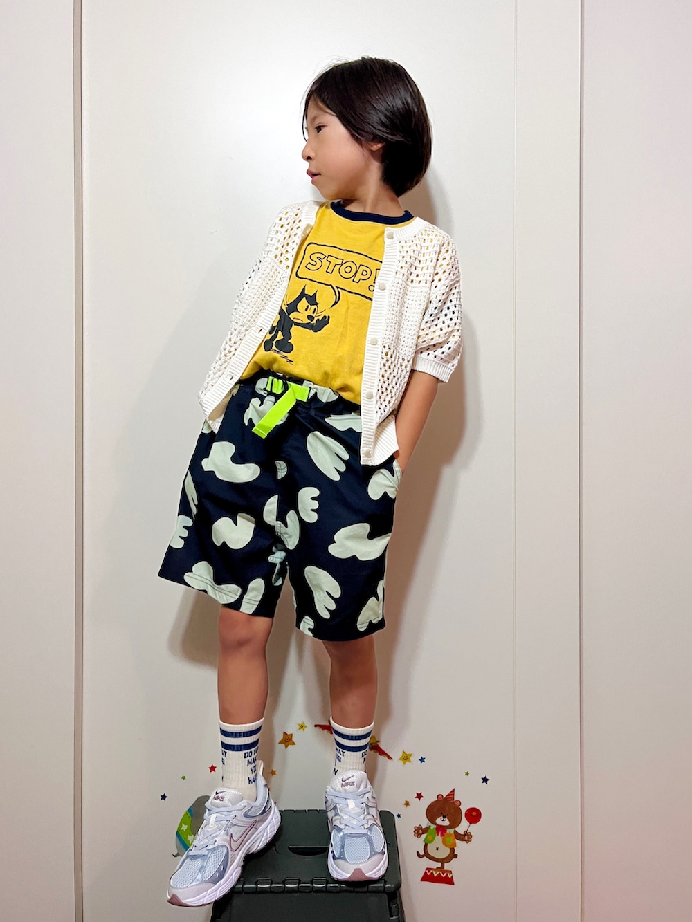 イエロー系のTシャツ/カットソー、グレー系のその他パンツ、パープル系のスニーカーを着用したキッズの夏コーディネートの2枚目の写真