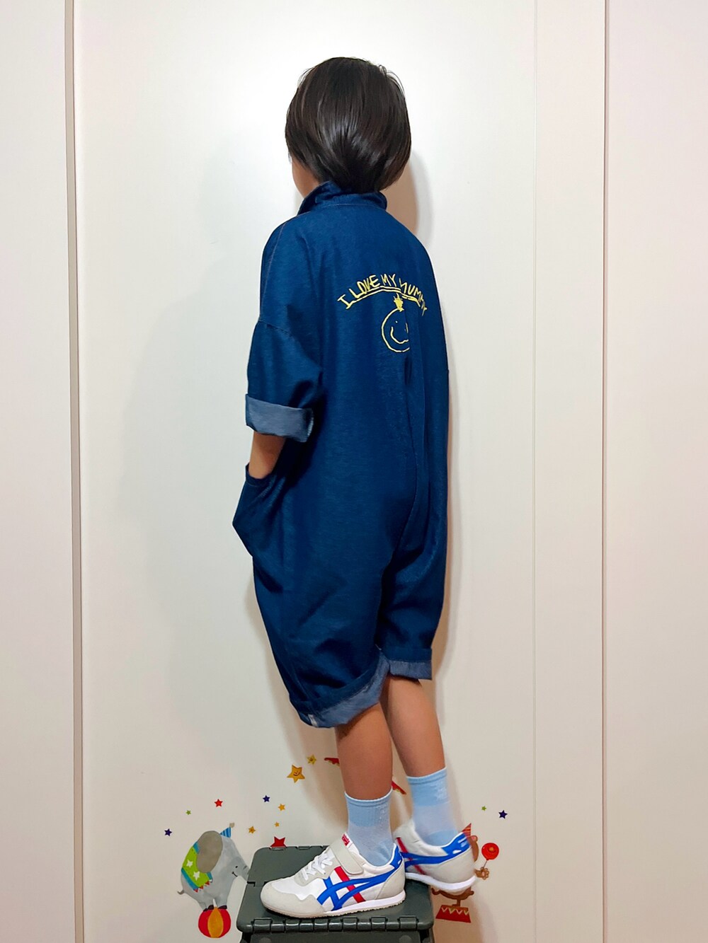 イエロー系のTシャツ/カットソー、ホワイト系のスニーカーを着用したキッズの夏コーディネートの2枚目の写真