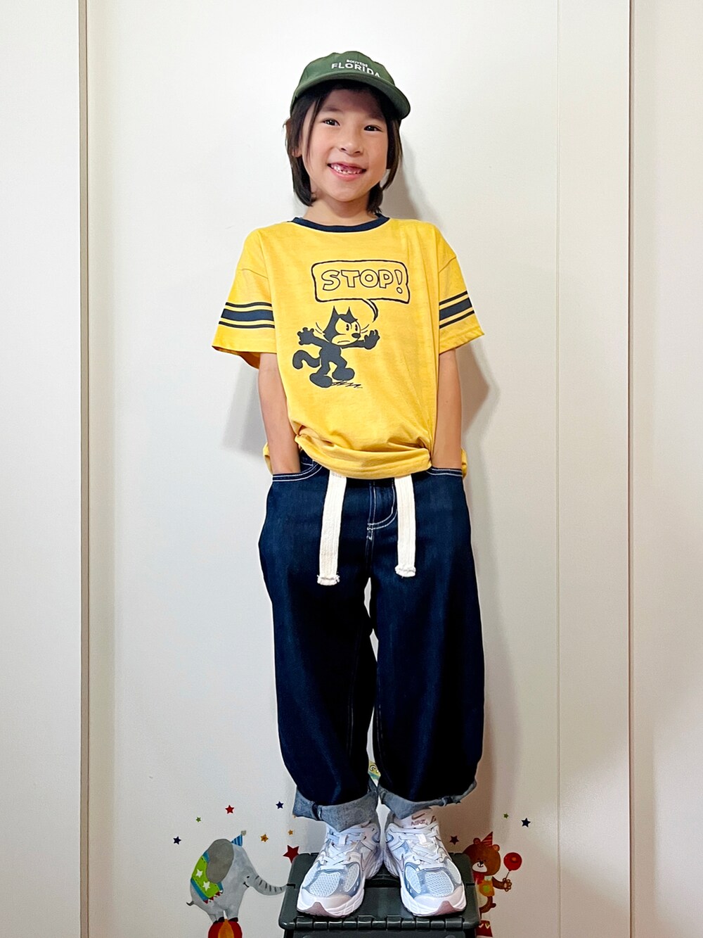 イエロー系のTシャツ/カットソー、ブルー系のデニムパンツ、パープル系のスニーカーを着用したキッズの夏コーディネートの2枚目の写真