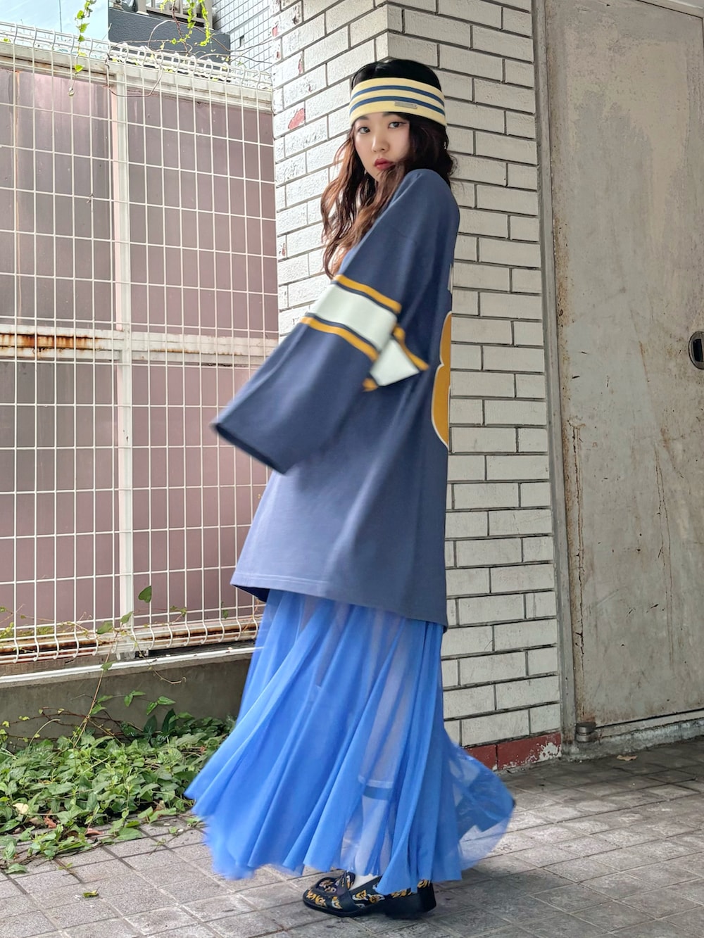 ブルー系のスカート、ブルー系のTシャツ/カットソー、ブルー系のローファーを着用したレディースの秋コーディネートの2枚目の写真