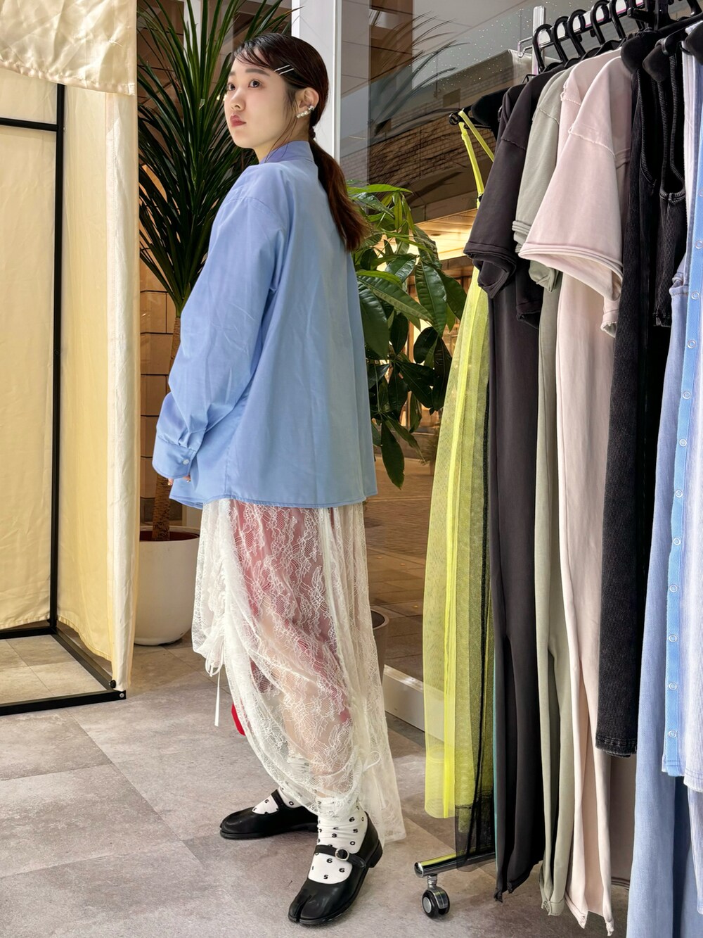 ブラック系のバレエシューズ、ホワイト系のスカート、レッド系のスカートを着用したレディースの春コーディネートの2枚目の写真