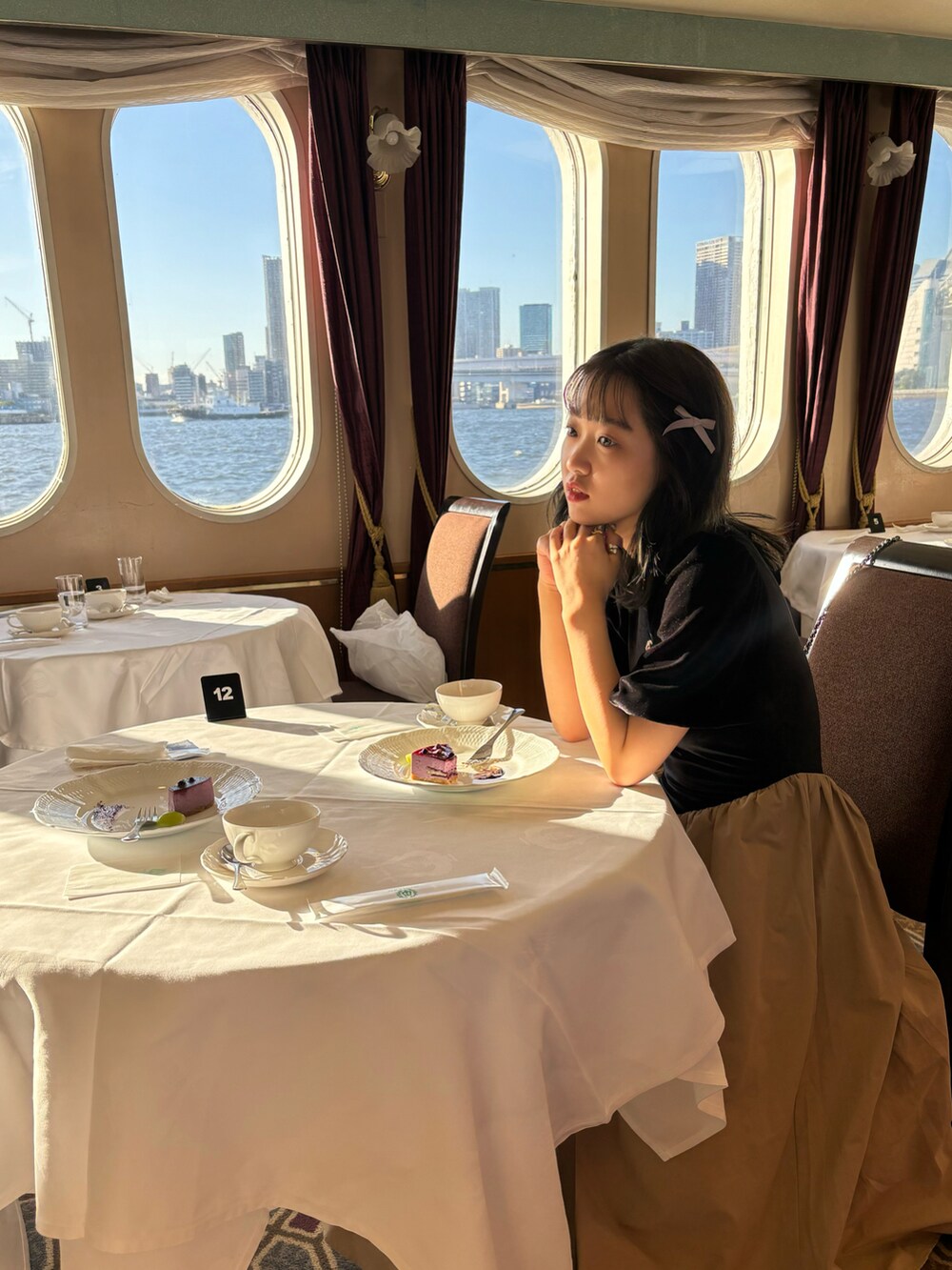 その他のシューズ、ブラック系のワンピース/ドレスを着用したレディースの秋コーディネートの2枚目の写真