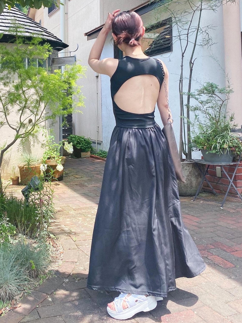 ホワイト系のサンダルを着用したレディースの夏コーディネートの2枚目の写真