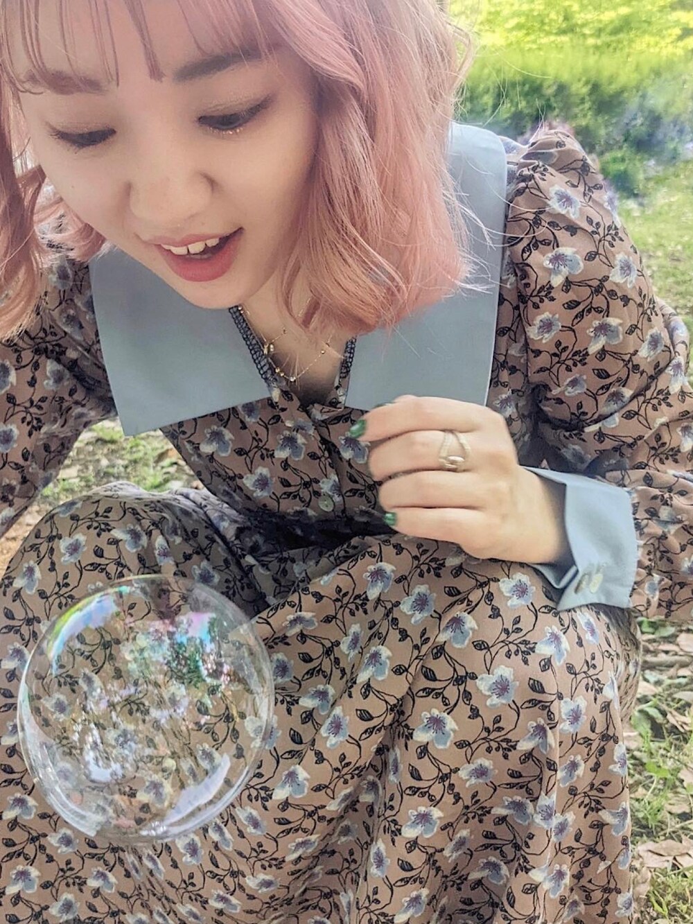 ブラウン系のワンピース、ブルー系のブーツ、その他のその他を着用したレディースの夏コーディネートの3枚目の写真