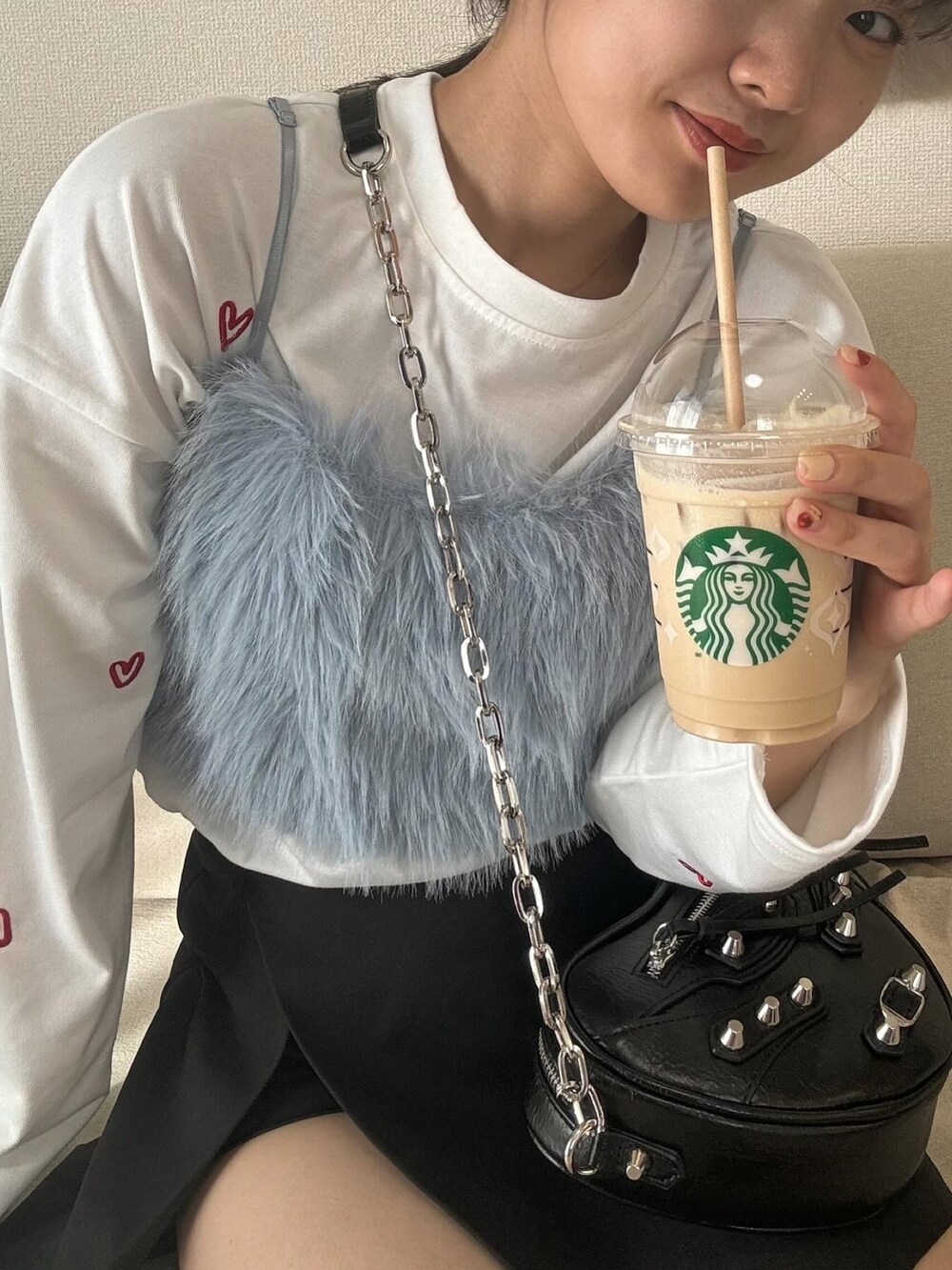 「オトナ女子、シンプルスタイル、ゆるコーデ、大人ガーリー、バケハ、ミニスカート、ファー小物、ビスチェ、ロンT、レイヤードスタイル、カジュアルコーデ、レイヤードコーデ、ハート」｜「nuguのアイテム（スカート、ブラック系）」を使った、ayaneさん（骨格ウェーブ・レディース・153cm）の冬コーディネートの2枚目の写真