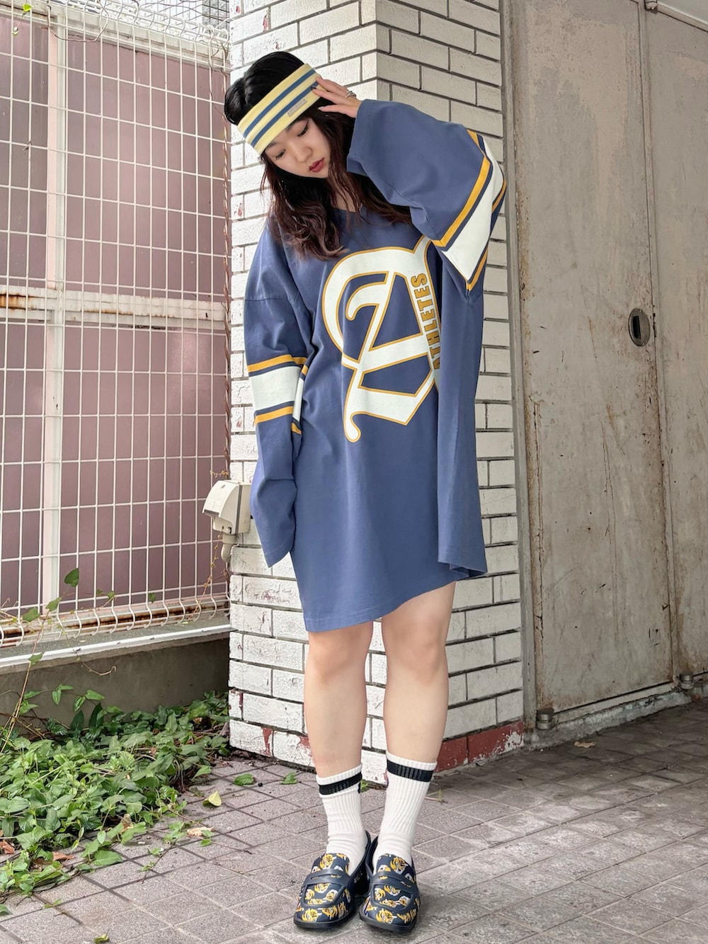 ブルー系のローファー、ブルー系のTシャツ/カットソーを着用したレディースの秋コーディネートの2枚目の写真