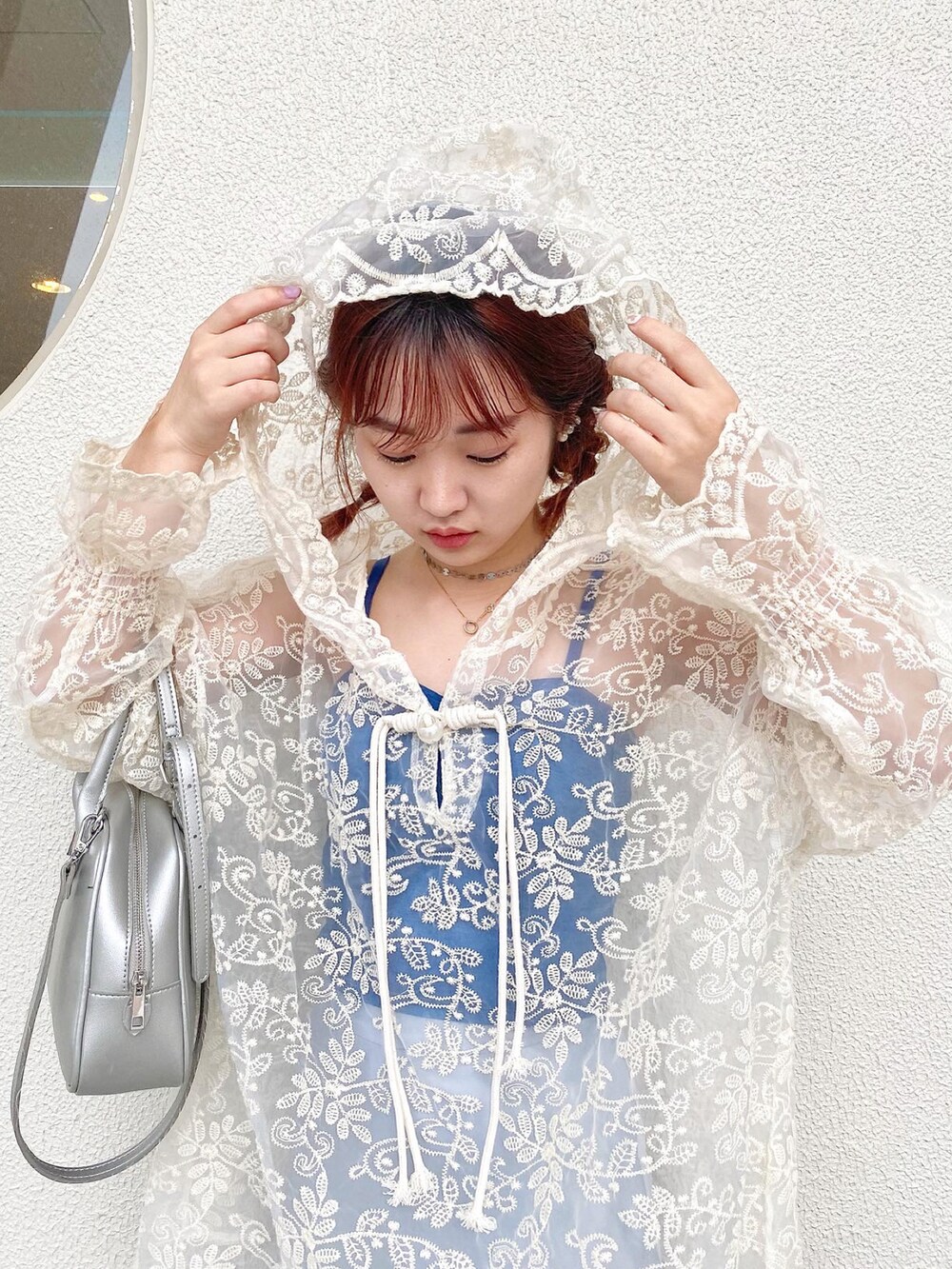 ホワイト系のサンダル、グレー系のスカートを着用したレディースの夏コーディネートの3枚目の写真