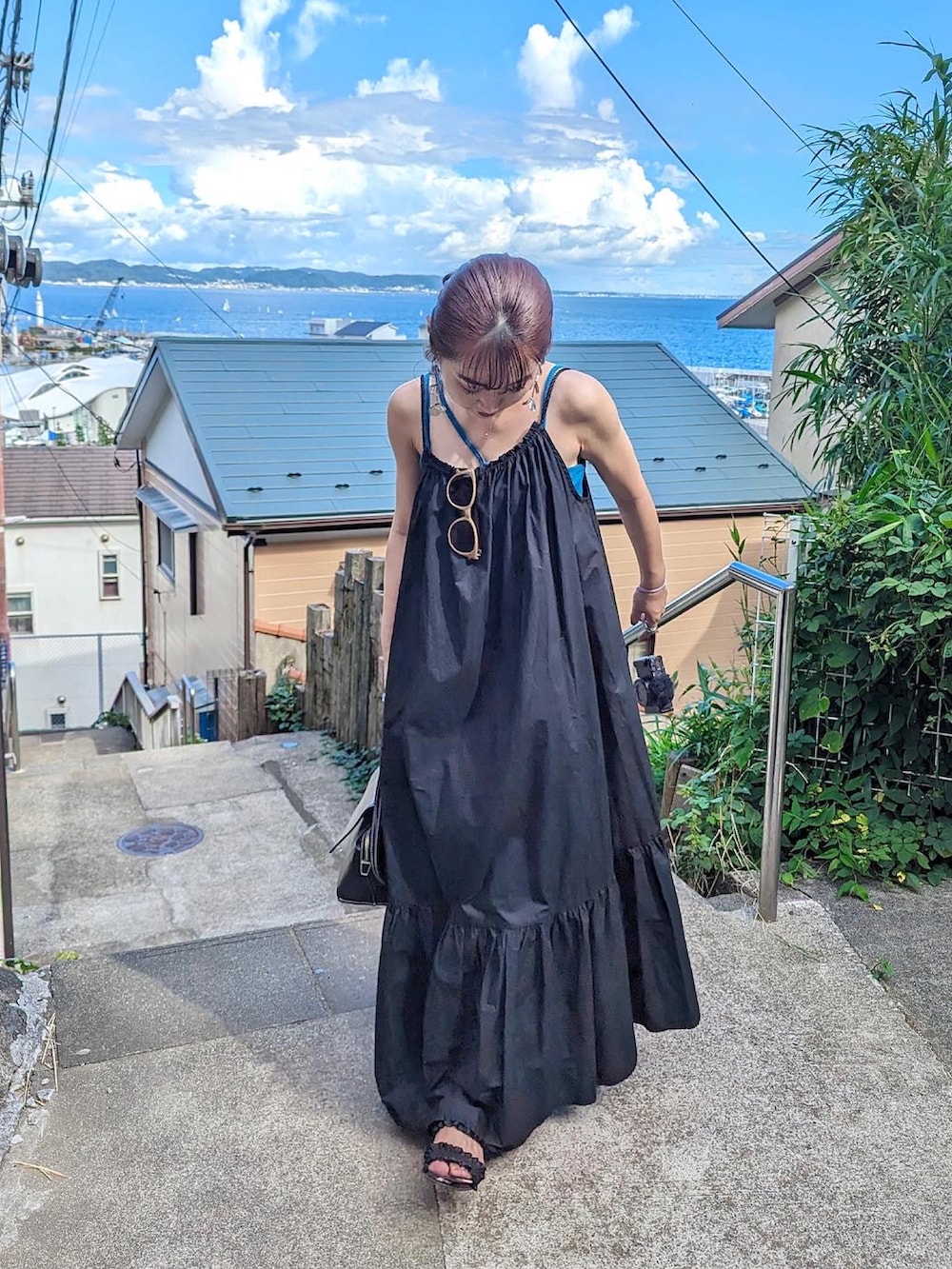 「マキシ丈ワンピース、シンプルコーデ、大人女子、低身長コーデ、リゾートスタイル、骨格ウェーブ、ワンピーススタイル、お出かけコーデ、旅行、キャミソール、夏コーデ、海」｜「FRAY I.Dのフラップミドルボストン（ショルダーバッグ、ブラック系）」を使った、ayaneさん（骨格ウェーブ・レディース・153cm）の秋コーディネートの2枚目の写真