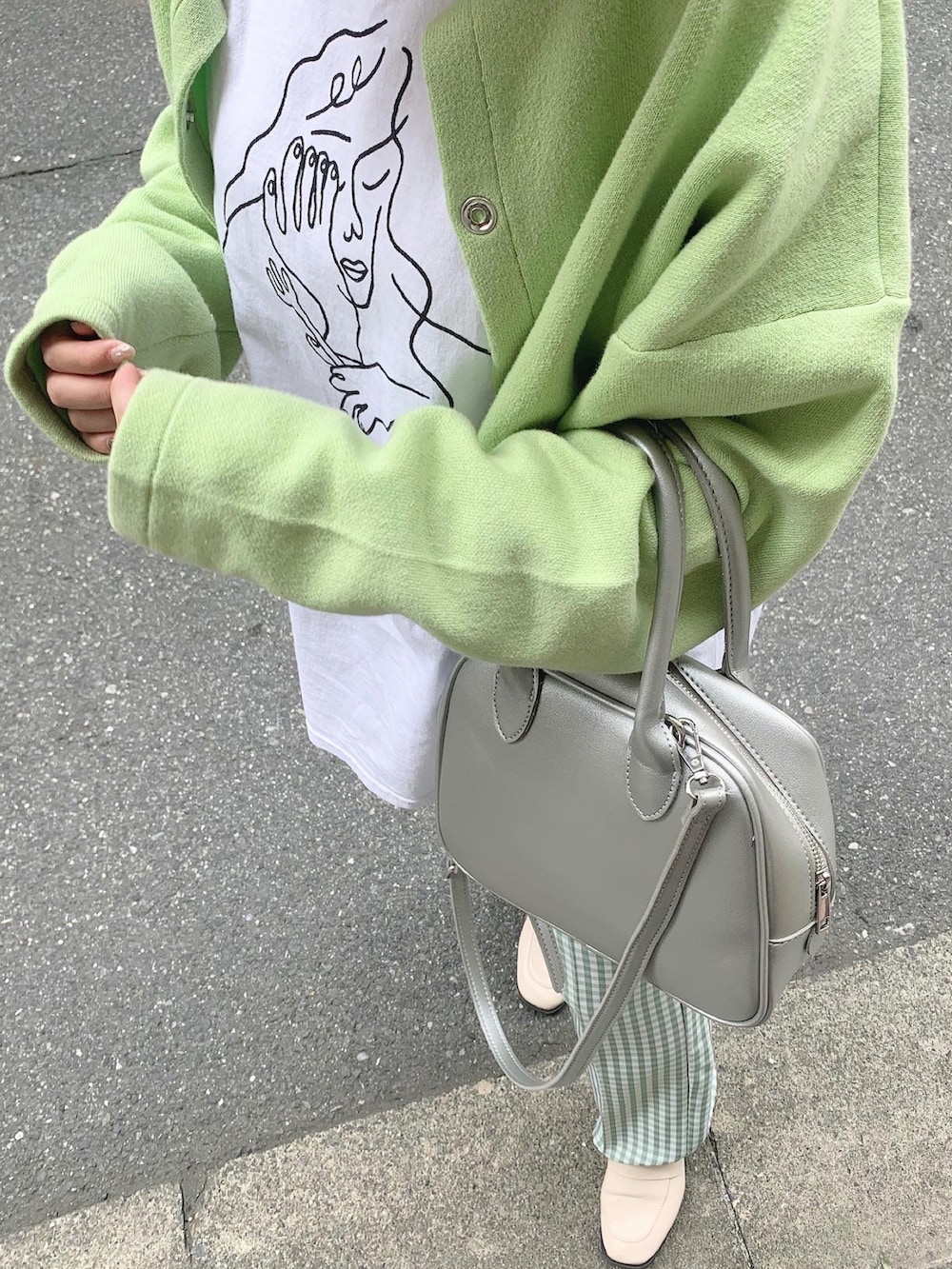 ホワイト系のTシャツ/カットソー、グリーン系のカーディガン/ボレロ、シルバー系のトートバッグを着用したレディースの夏コーディネートの3枚目の写真