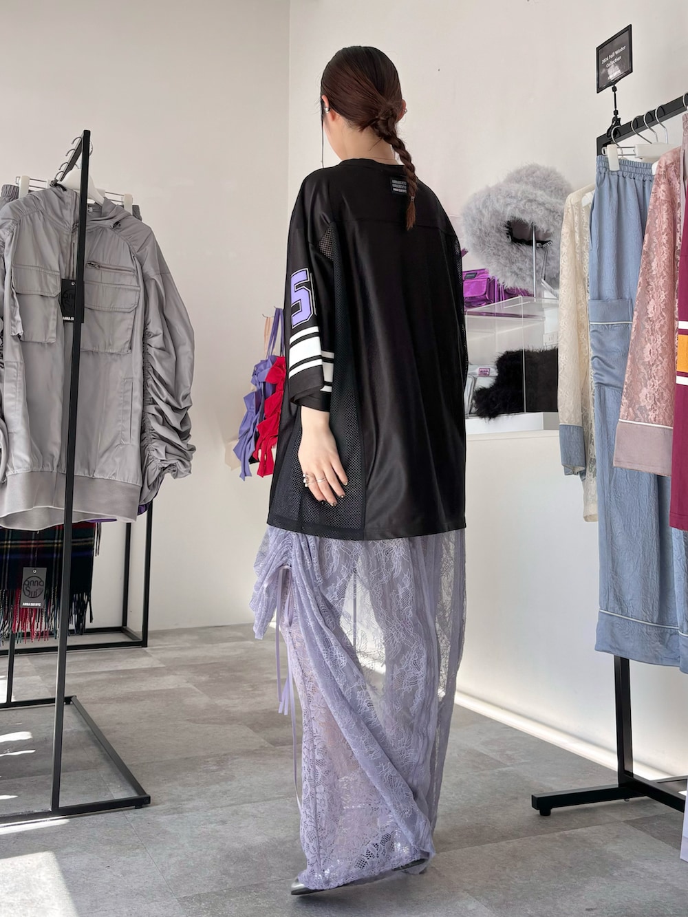 パープル系のその他パンツ、パープル系のスカート、ブラック系のTシャツ/カットソーを着用したレディースの春コーディネートの2枚目の写真