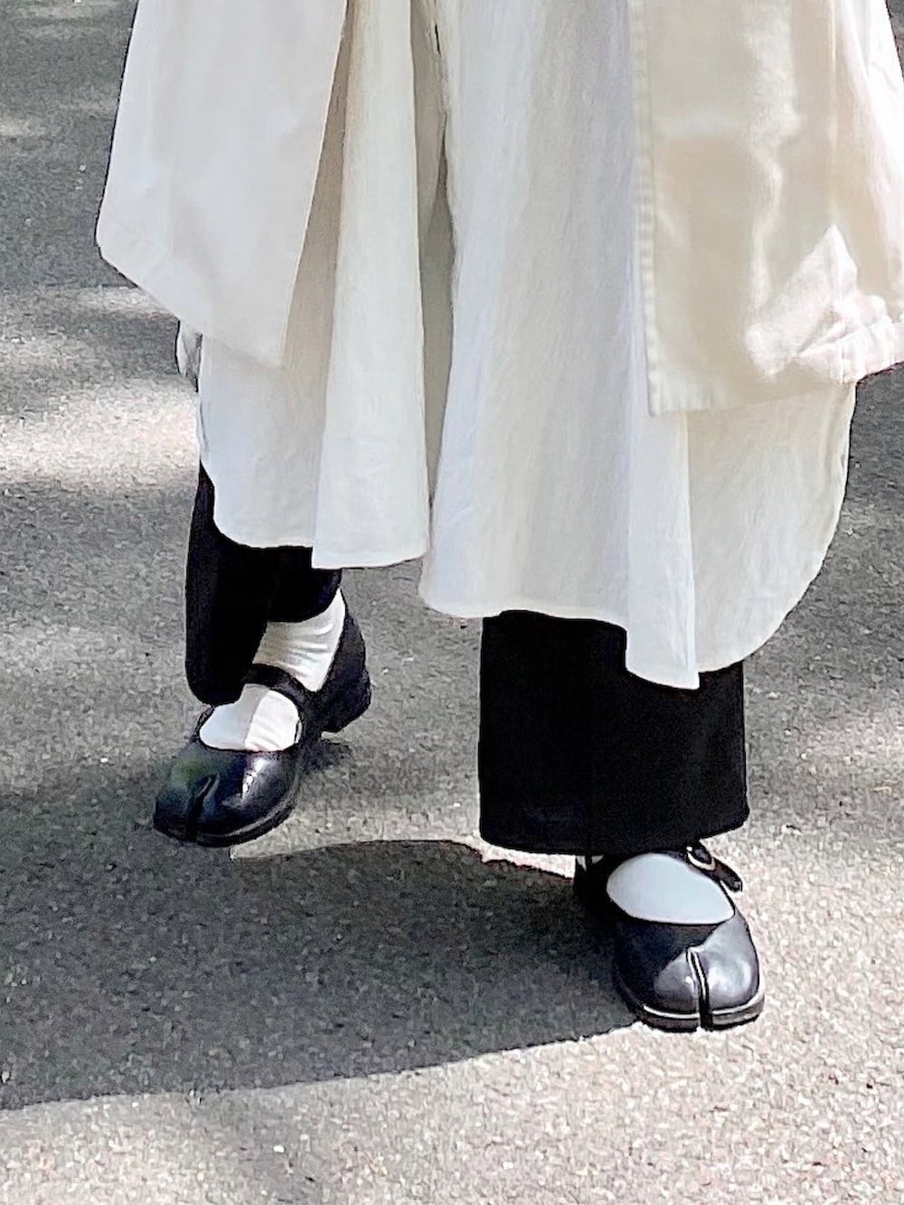 ホワイト系のワンピース、ベージュ系のジャケット/アウター、ブルー系のTシャツ/カットソーを着用したレディースの夏コーディネートの3枚目の写真