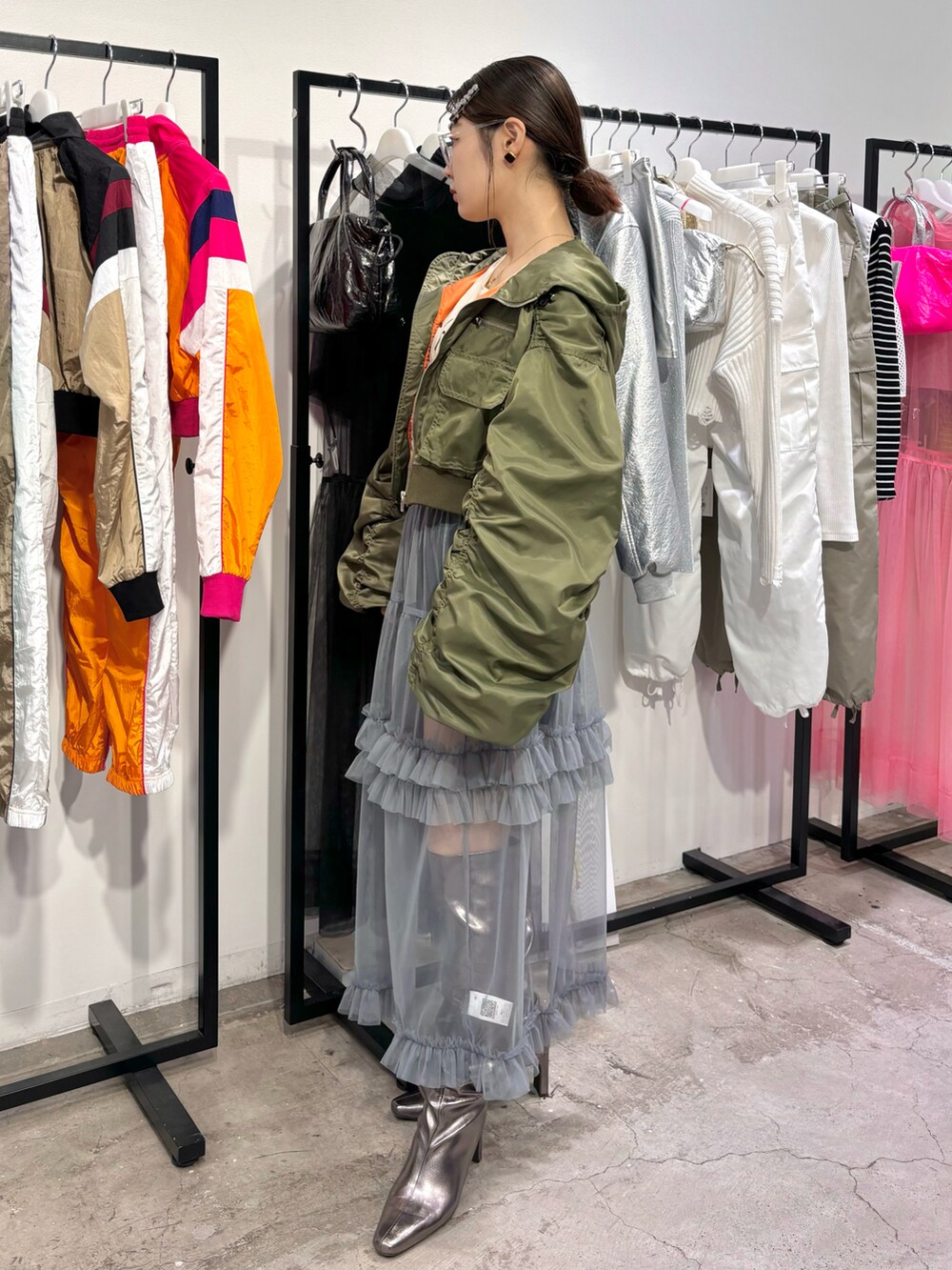 グレー系のスカート、その他のブーツ、ブラック系のその他パンツを着用したレディースの春コーディネートの3枚目の写真