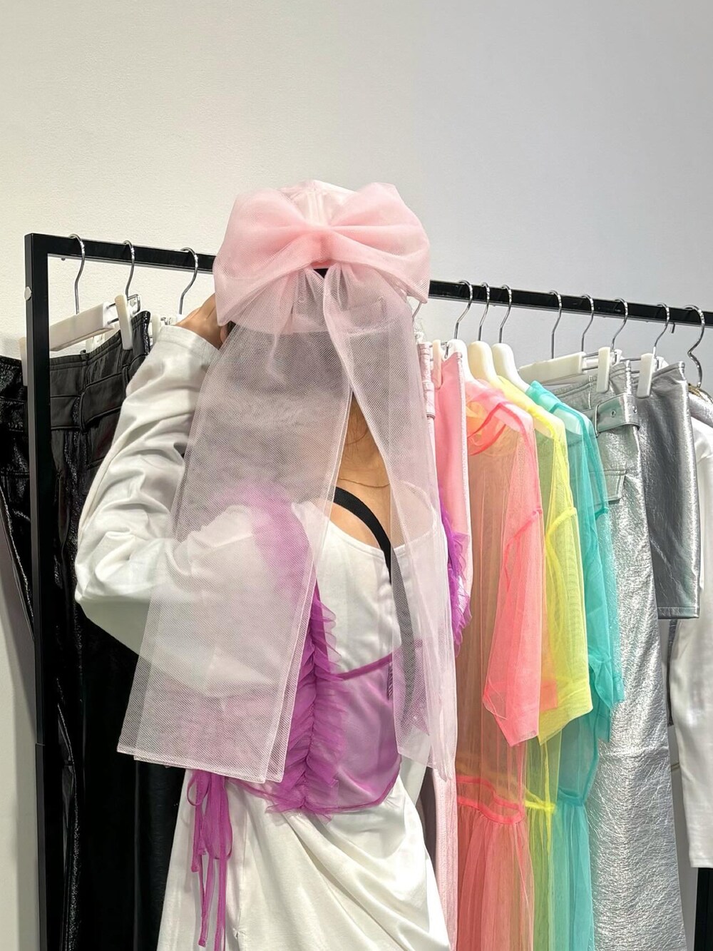 ホワイト系のパンツ、ブラック系のローファー、パープル系のキャミソールを着用したレディースの春コーディネートの3枚目の写真