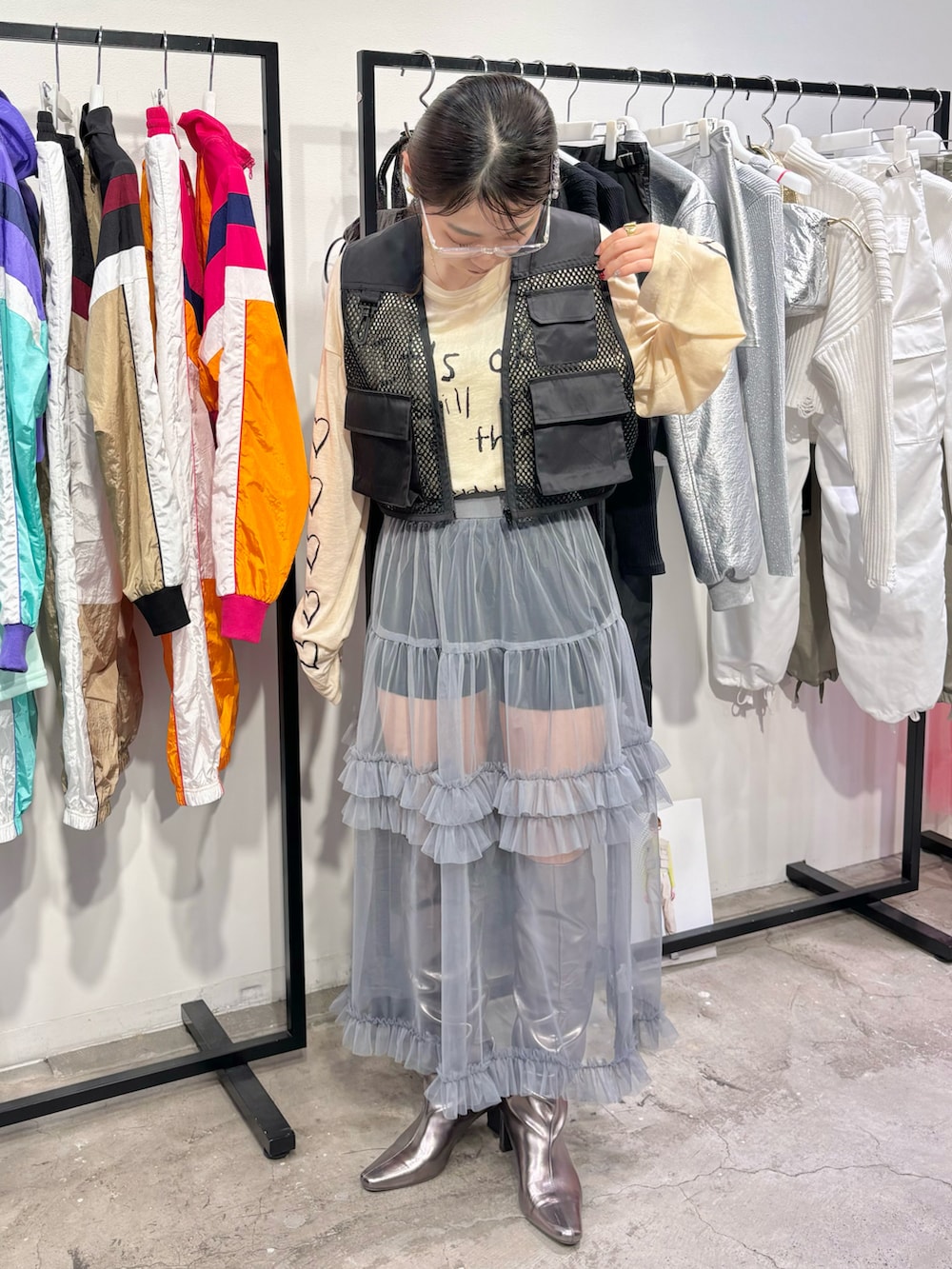 「春、シンプルスタイル、おでかけコーデ、休日コーデ、大人可愛い、カジュアルコーデ、ベスト、ロンT、スポーツミックス、ロングブーツ、骨格ウェーブ、低身長コーデ、メガネ女子、レイヤードスタイル、チュール」｜「LA BELLE ETUDEのルーズロングブーツ（ブーツ、その他）」を使った、ayaneさん（骨格ウェーブ・レディース・153cm）の春コーディネートの2枚目の写真