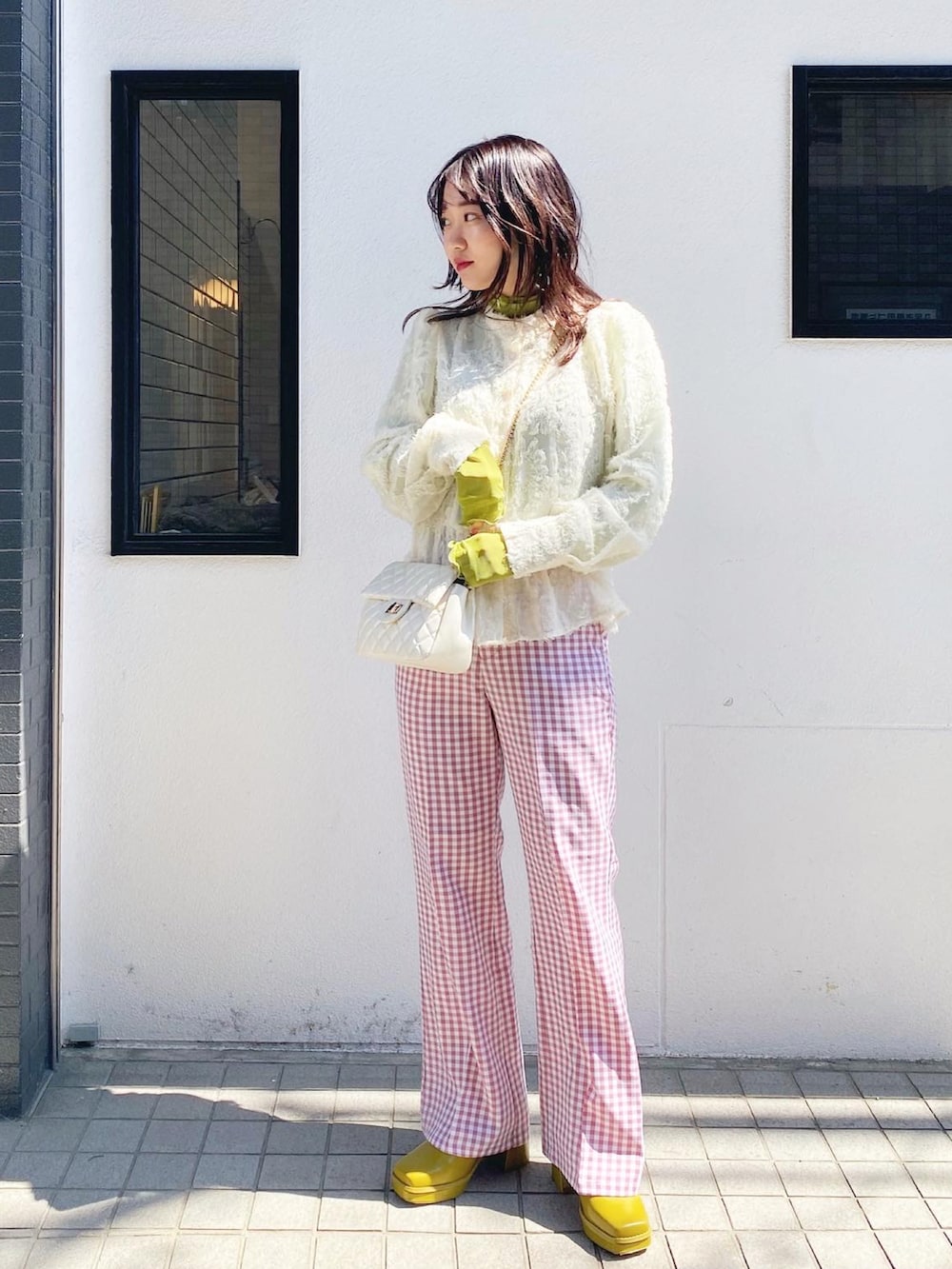 ピンク系のその他パンツ、ホワイト系のシャツ/ブラウス、ブルー系のデニムジャケットを着用したレディースの春コーディネートの3枚目の写真