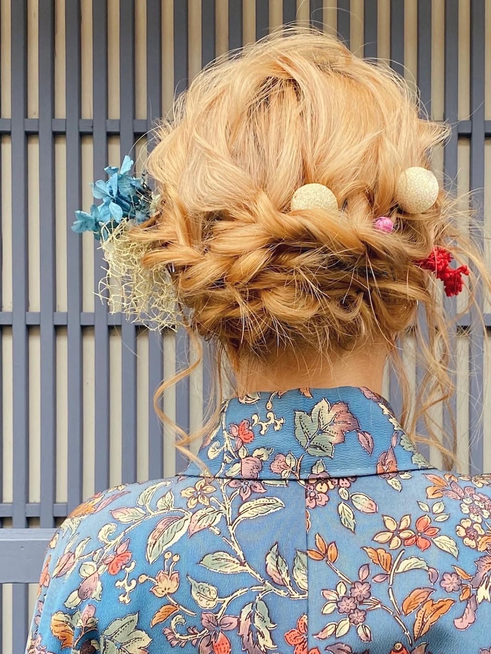 ホワイト系のブーツ、ブルー系の着物を着用したレディースの冬コーディネートの3枚目の写真