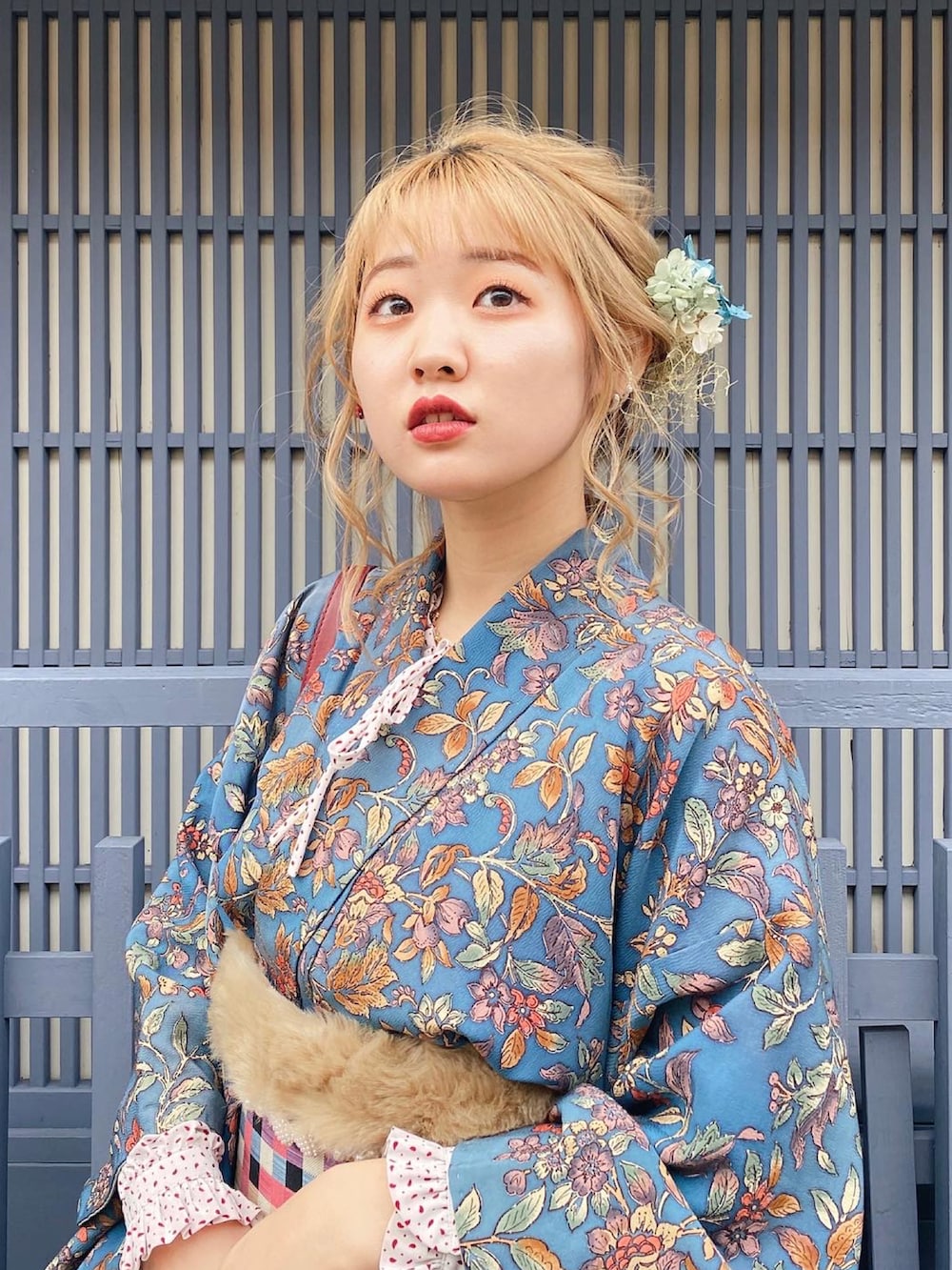 ホワイト系のブーツ、ブルー系の着物を着用したレディースの冬コーディネートの4枚目の写真