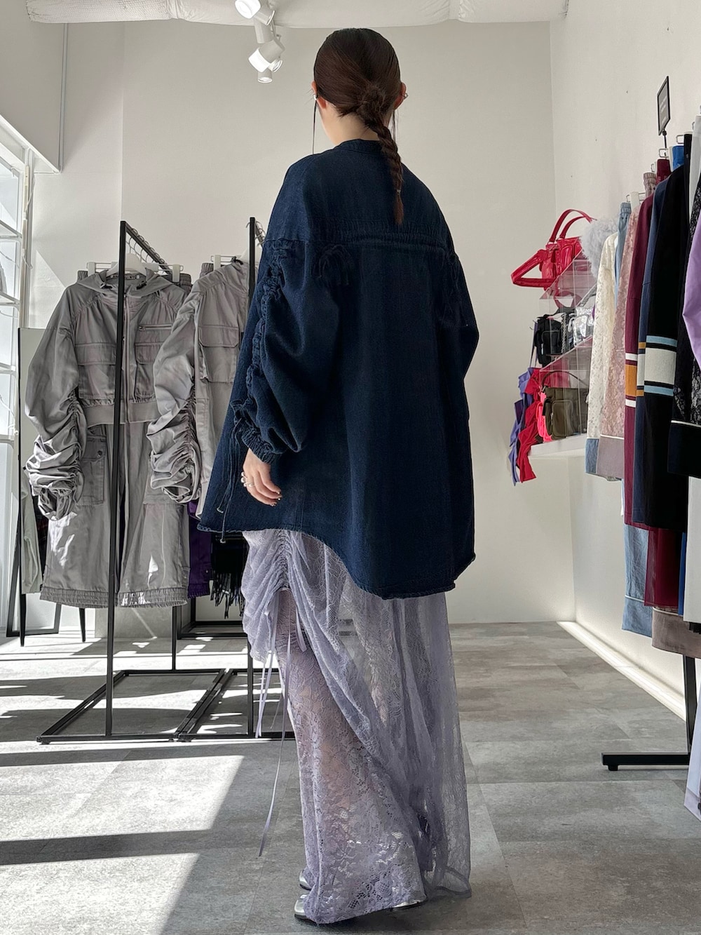 シルバー系のパンプス、パープル系のその他パンツ、パープル系のスカートを着用したレディースの春コーディネートの3枚目の写真