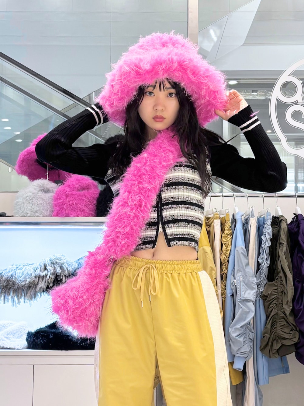 イエロー系のその他パンツ、ピンク系のショルダーバッグ、ブラック系のローファーを着用したレディースの秋コーディネートの3枚目の写真